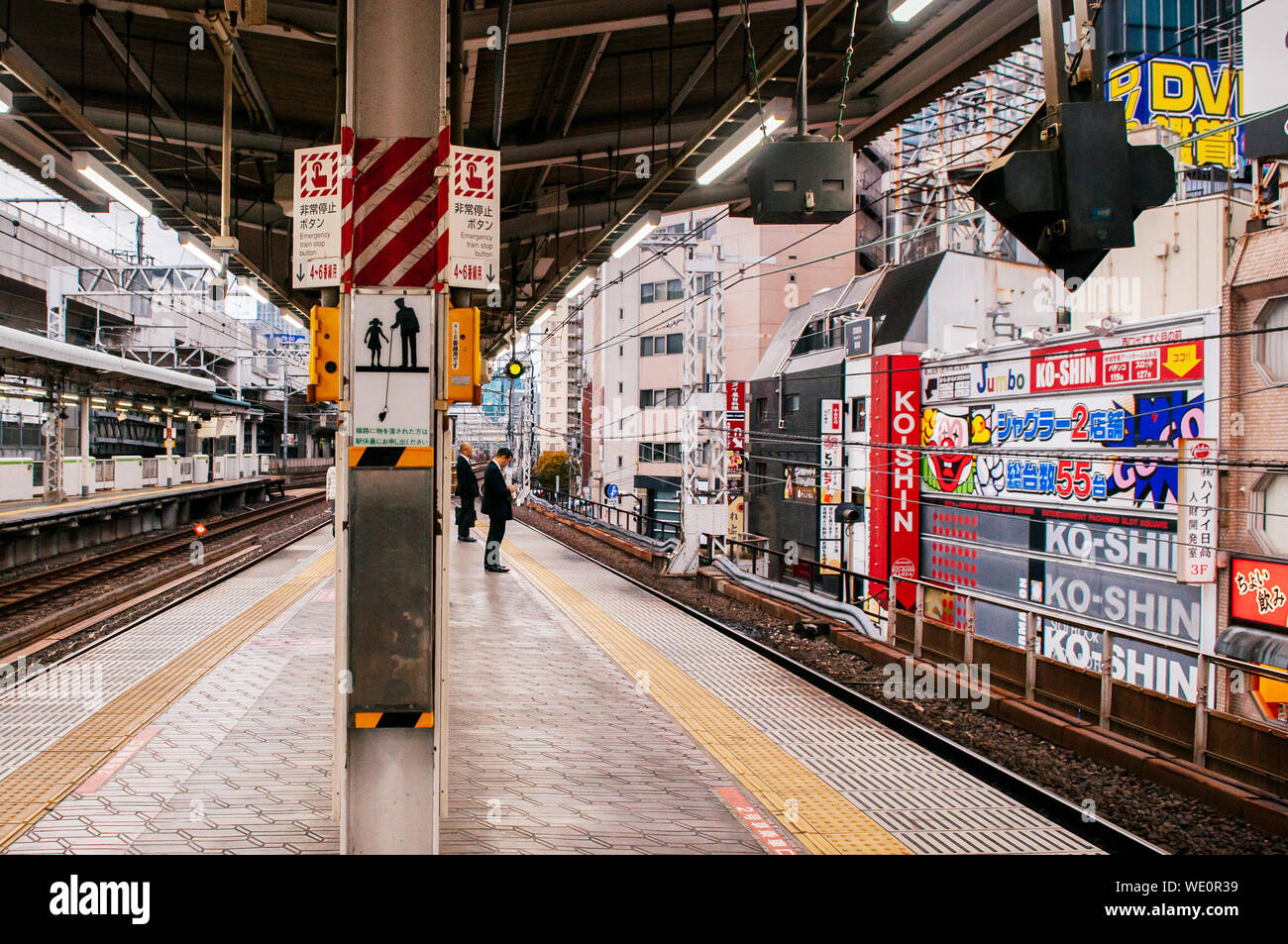 DEC 5, 2018 Tokyo, Japan - wenigen lokalen japanischen Passagiere warten auf JR Chuo Linie Zug approching Kanda Bahnsteig erhöht. Stockfoto