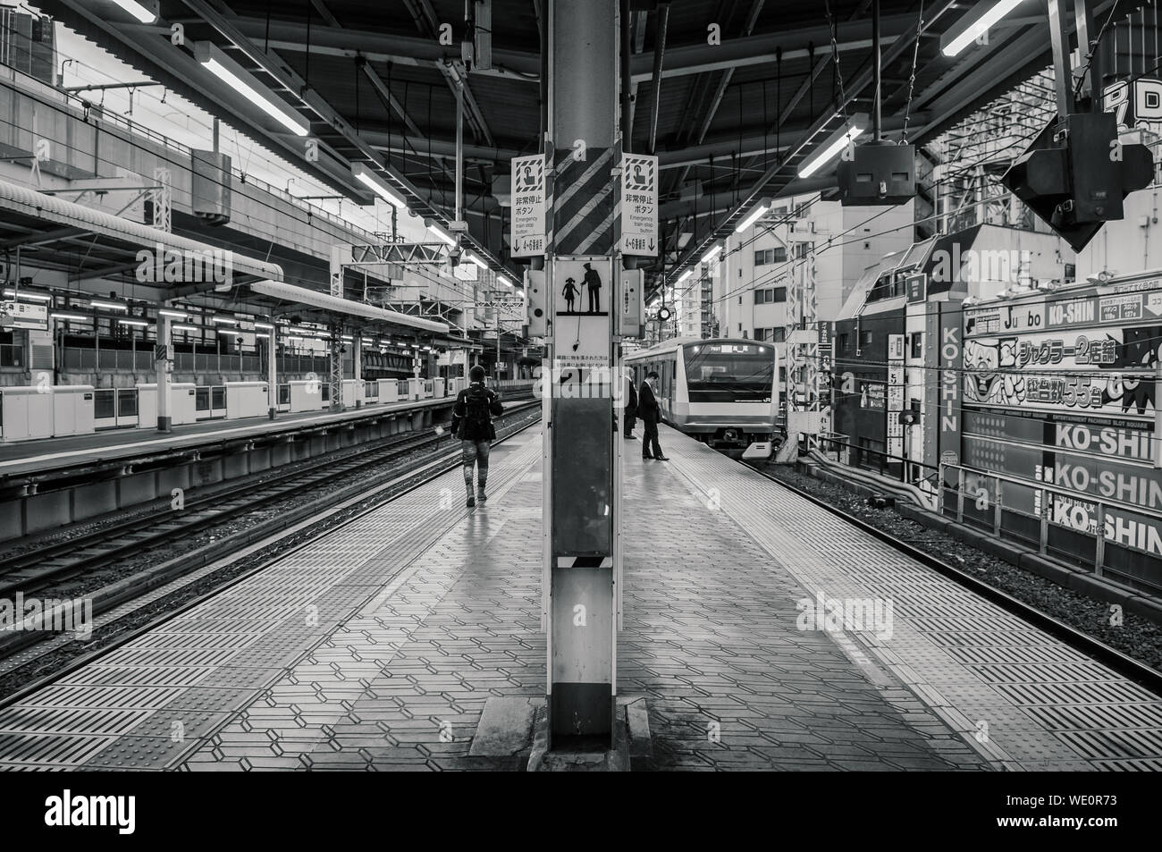 DEC 5, 2018 Tokyo, Japan - JR Chuo Linie Zug approching Kanda Bahnsteig mit wenigen lokalen japanischen Passagiere warten. Stockfoto