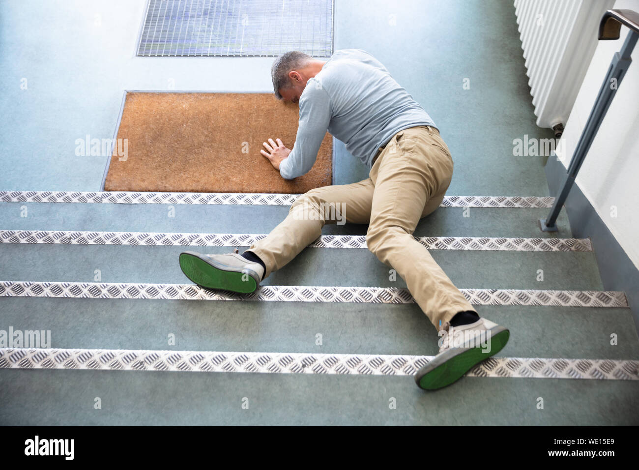Person Falling Down Stairs Stockfotos und bilder Kaufen Alamy