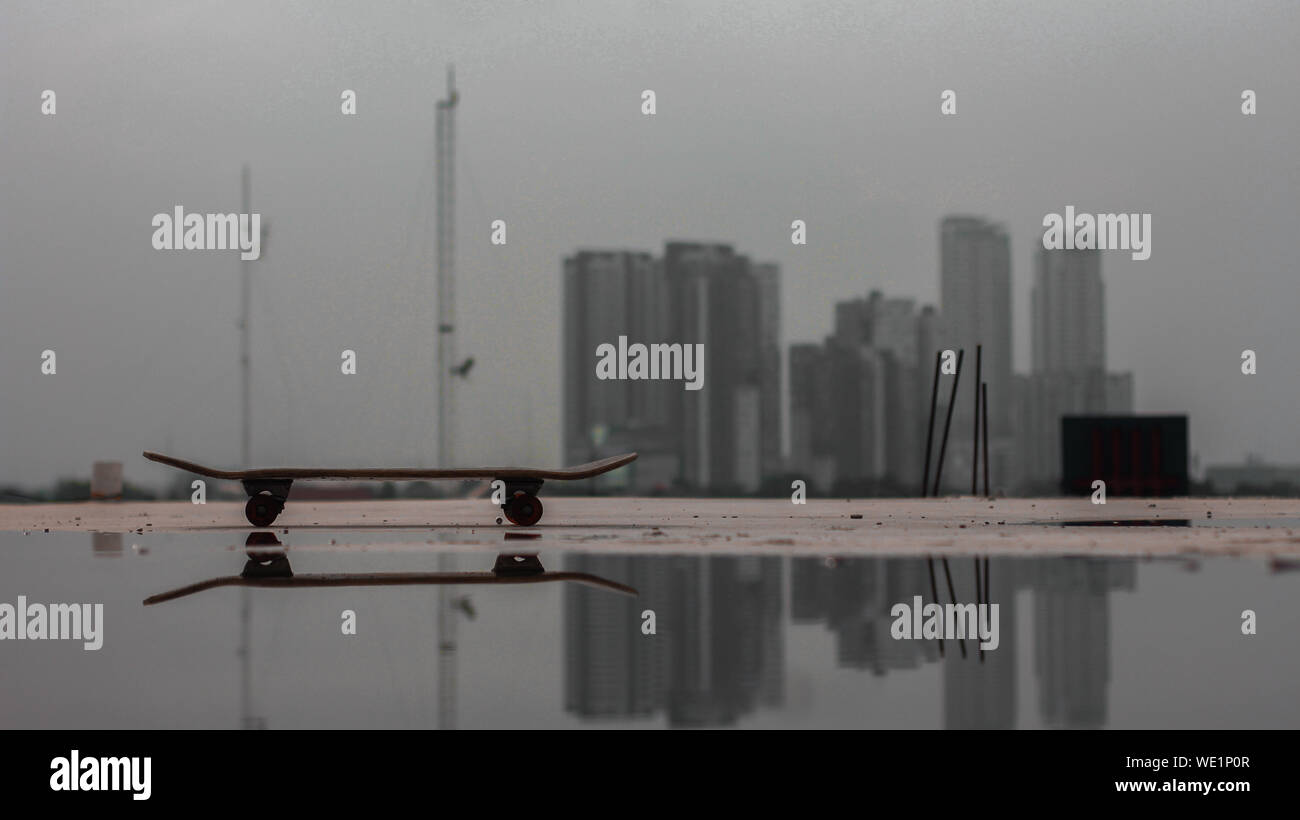 Blick auf Skateboard durch städtische Skylines Stockfoto