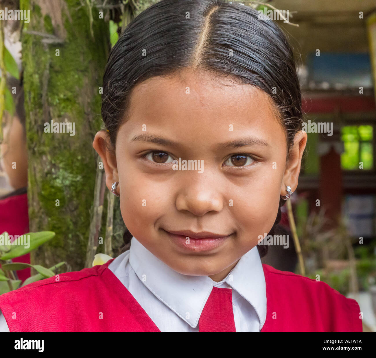 Porträt einer Indonesischen lächelnd Schulmädchen in Uniform Stockfoto
