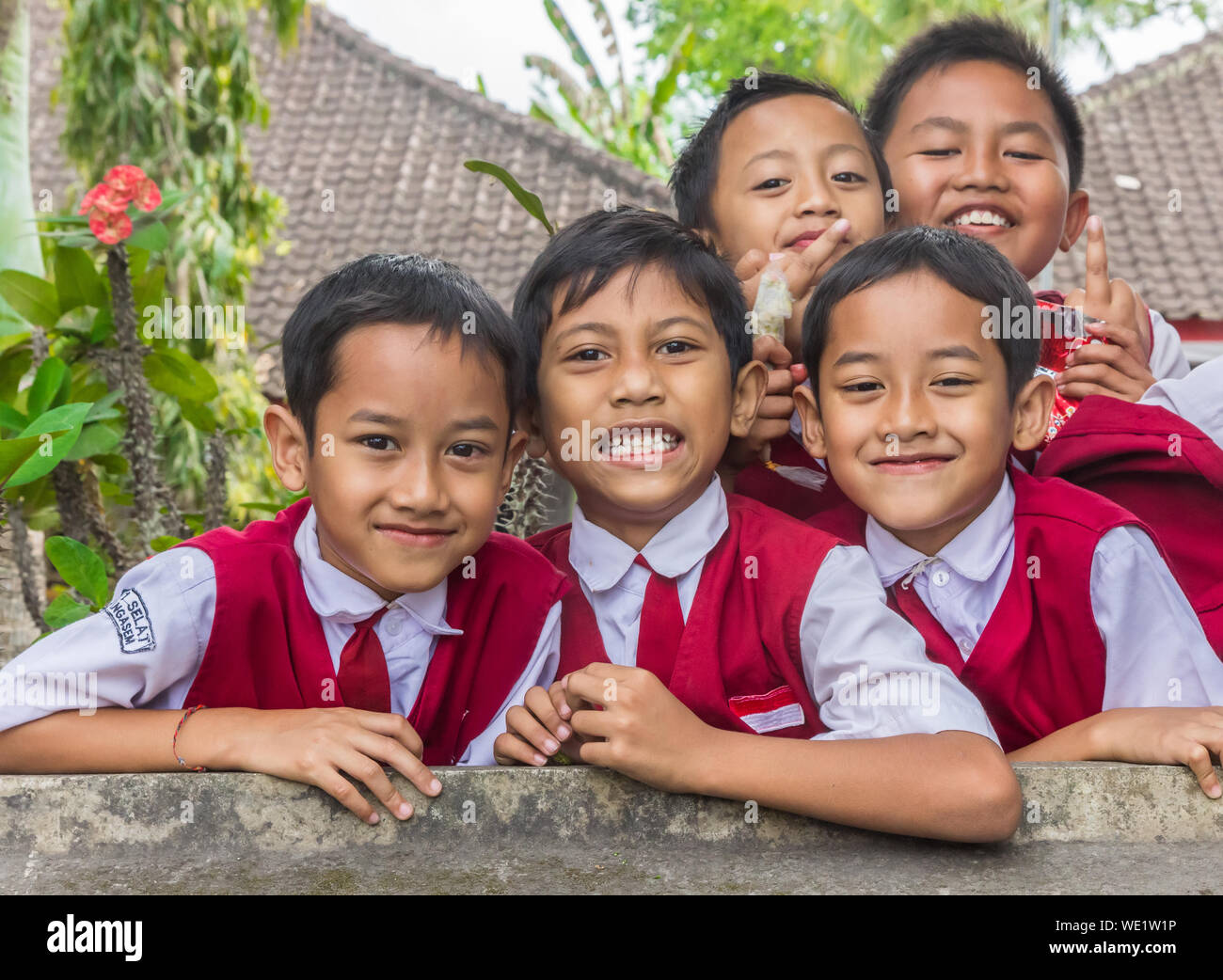 Indonesische Schuljungen in Uniform posiert vor Ihrer Schule Stockfoto