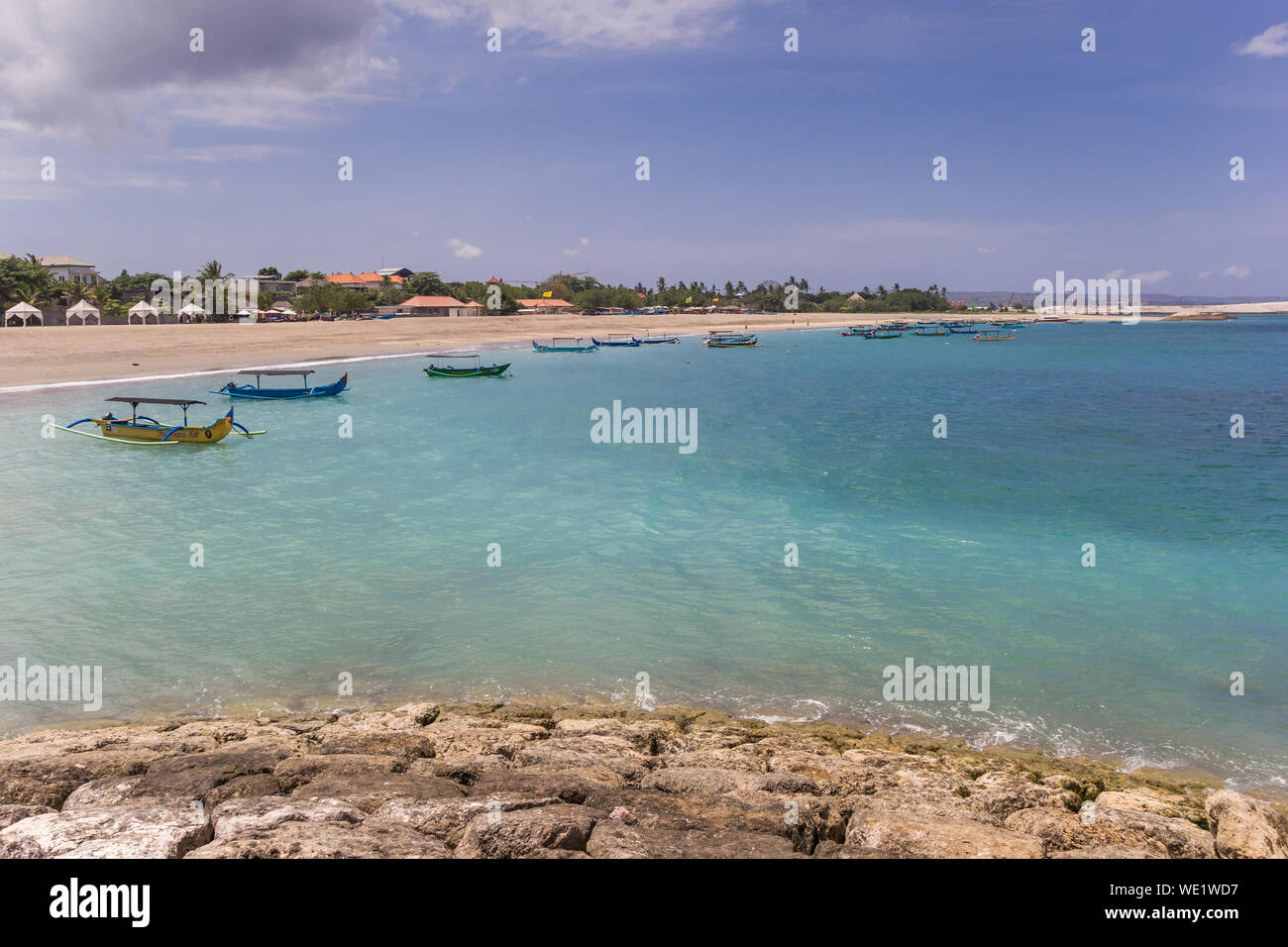 Türkisblaues Wasser in der Bucht von Kuta Beach auf Bali, Indonesien Stockfoto