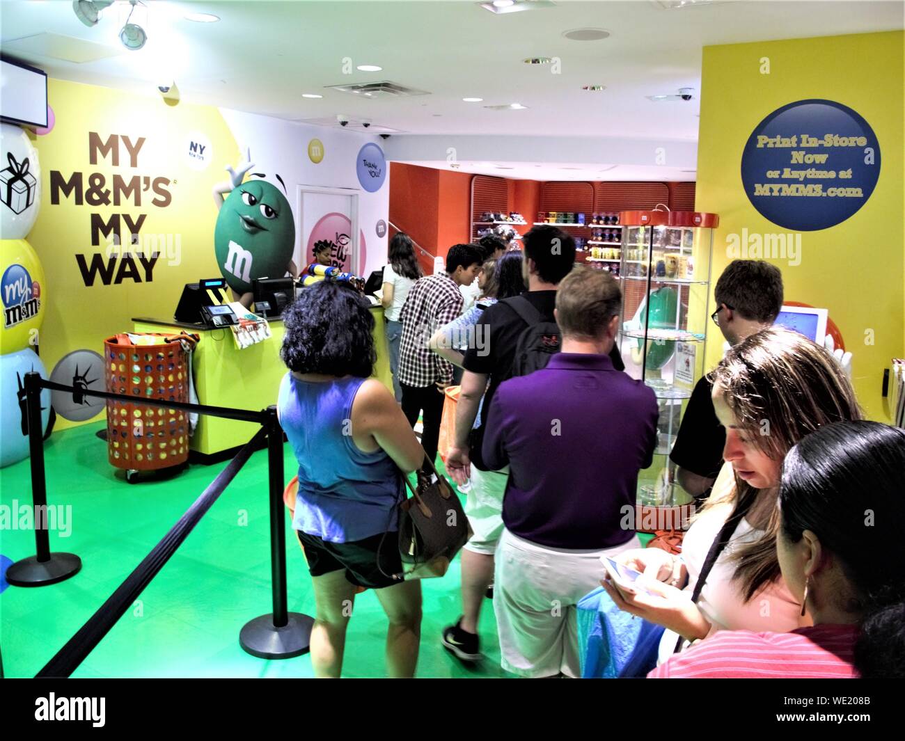 Eine REIHE VON MENSCHEN IM M&M STORE IN NEW YORK Stockfoto