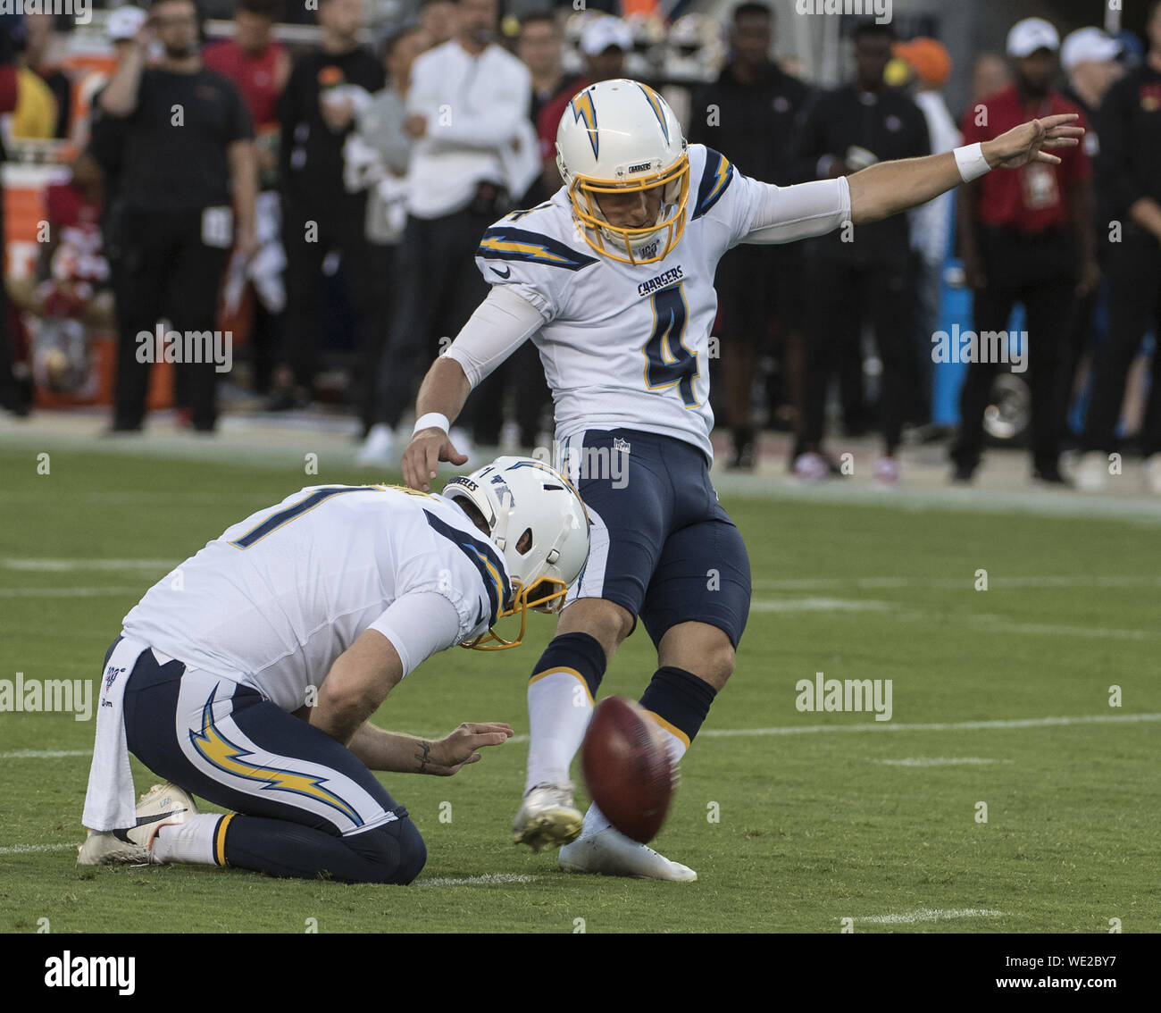 Los Angeles Ladegeräte kicker Mike Badgley (4) Tritt ein Field Goal aus dem Halten von Ty Lange (1) Im ersten Quartal gegen die San Francisco 49ers bei Levi's Stadiium in Santa Clara, Kalifornien am Donnerstag, 29. August 2019. Die Ladegeräte nahm die Saison Spiel 27-24. Foto von Terry Schmitt/UPI Stockfoto