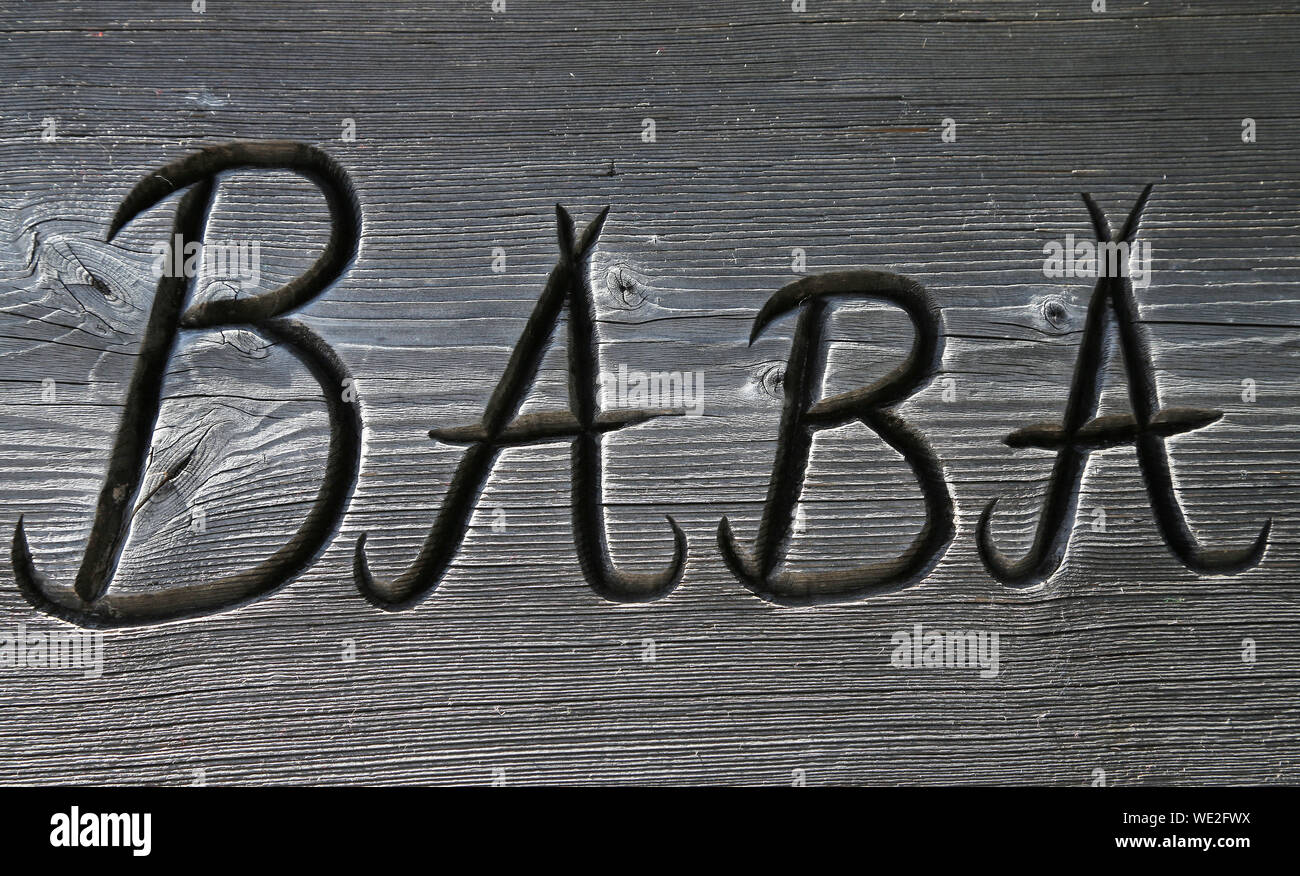 BABA Buchstaben eingraviert in Holz Stockfoto