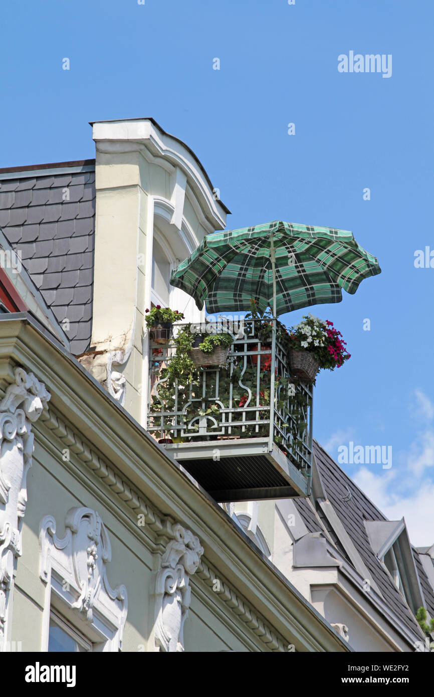 Kleiner Balkon mit Sonnenschirm Stockfoto