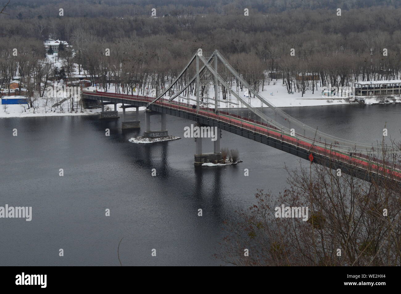 Fußgängerbrücke über den Dnjepr in Kiew im Winter aus einer Höhe Stockfoto