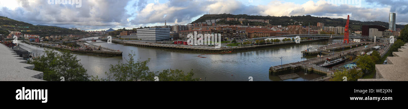 Überblick über die Mündung des Bilbao mit den Werken der Insel von Zorrozaurre Stockfoto