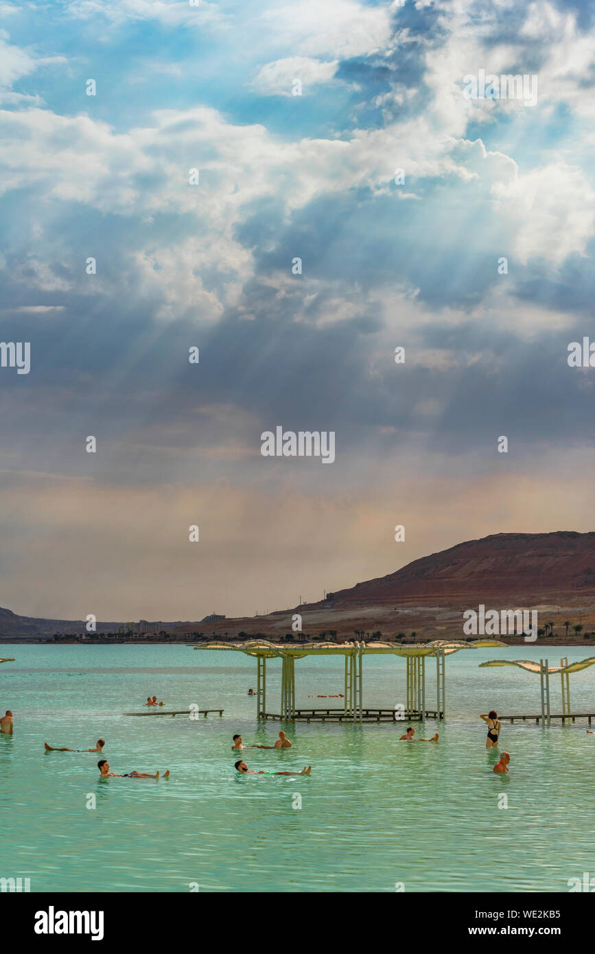 Urlaub im grünen Wasser des Toten Meeres, Israel Stockfoto