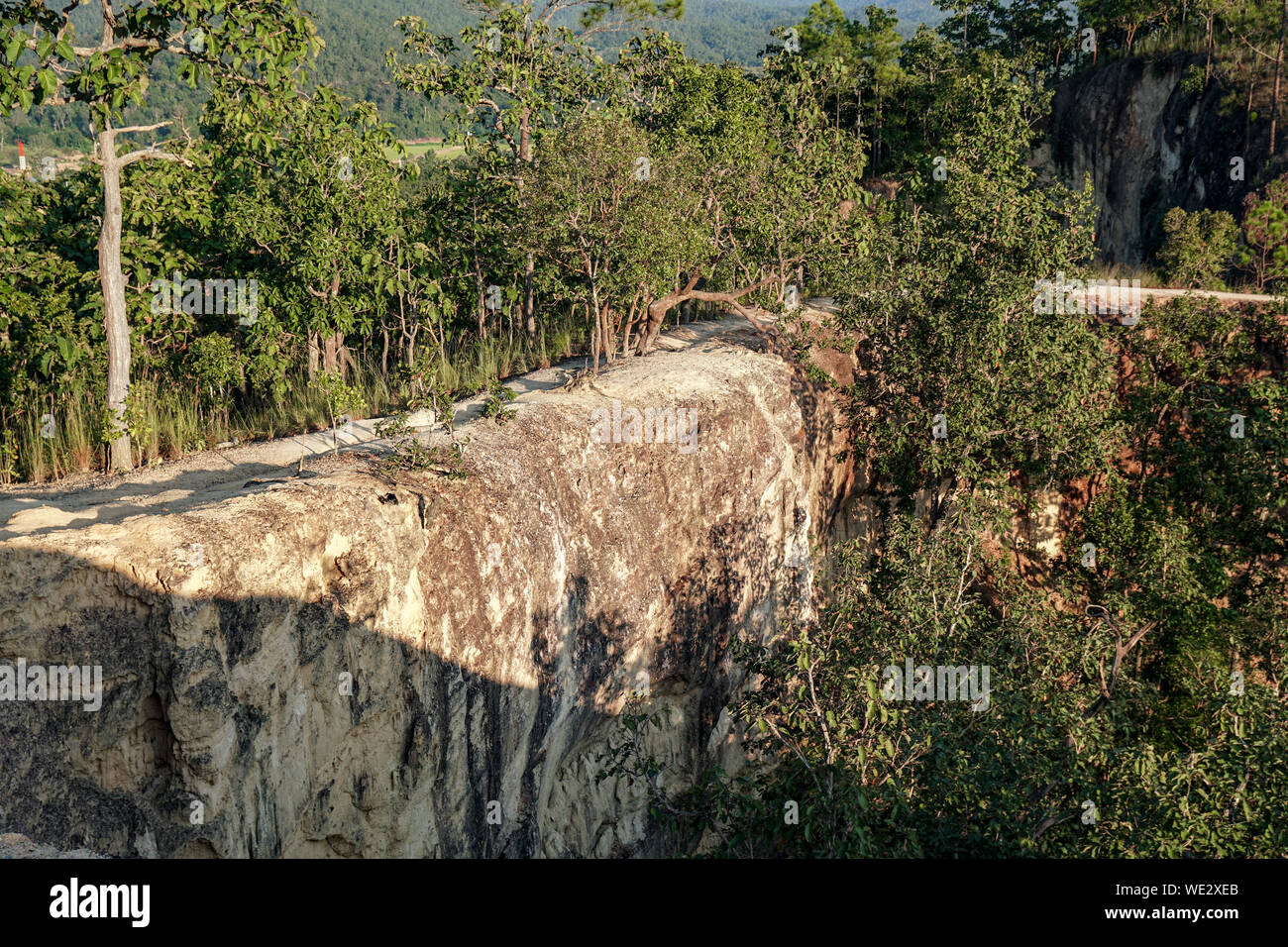 Eine schmale rote Bergrücken mit steilen Seitenwänden Täler in Pai Canyon namens Kong Lan. Eine der schönsten Sehenswürdigkeiten in Maehongson Provinz, Thailand Stockfoto