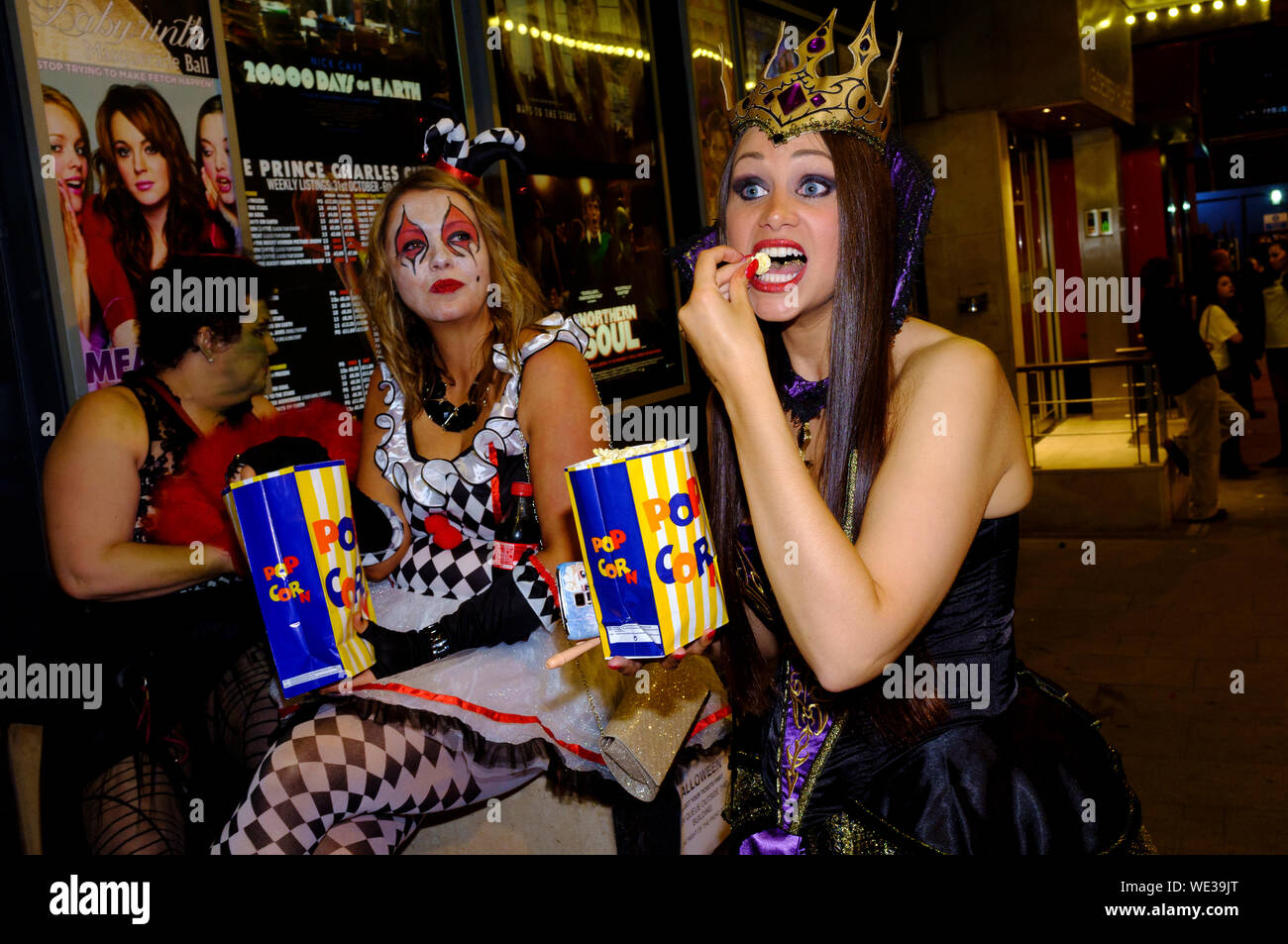Zielgruppe für eine Halloween Screening von sing-a-long-a Rocky Horror Picture Show an, Prince Charles Cinema, 7 Leicester Place, London, Großbritannien. Stockfoto