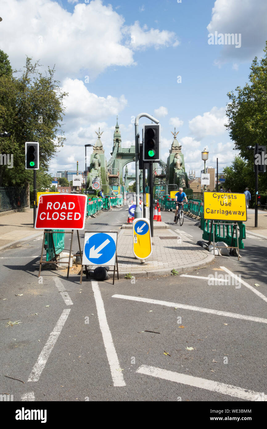 Straßensperrung signage auf der südlichen Seite der Hammersmith Bridge, die Stärkung der Arbeit fort, London, UK Stockfoto