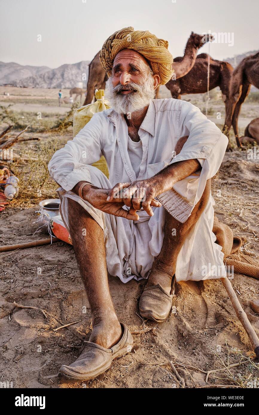 Mann, der turban indien trägt Fotos und Bildmaterial in hoher
