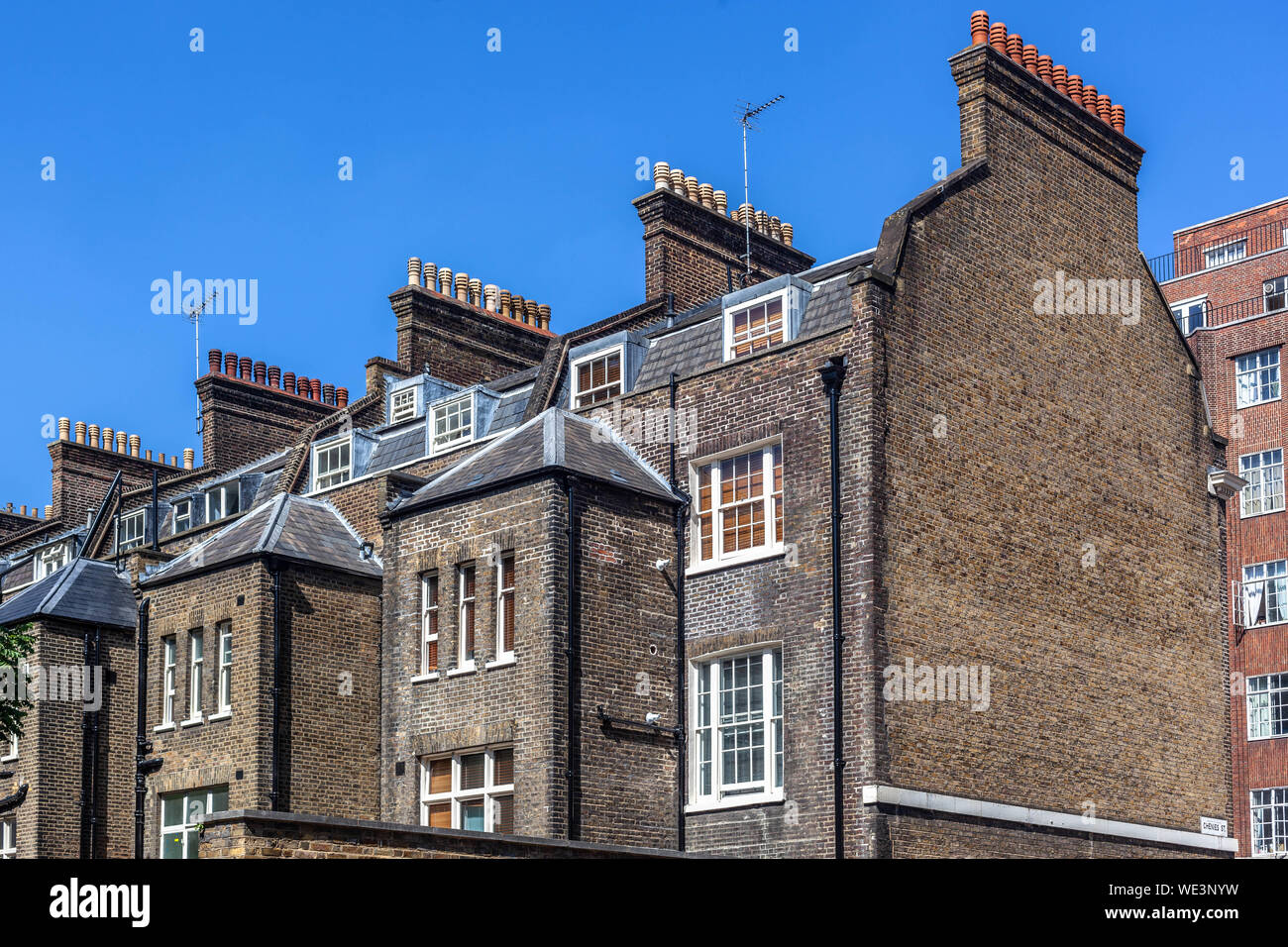 Reihe der Schornstein Töpfe und Stapel von der Rückseite eines Georgian Terrace, London, England, UK gesehen. Stockfoto