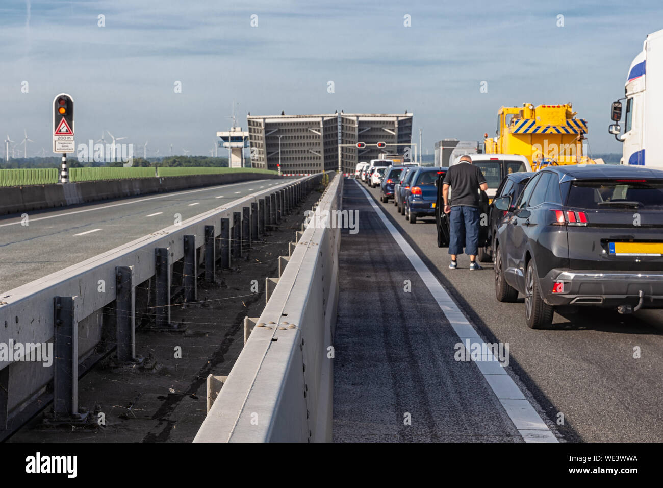 Warten Autos für offenen Brücke niederländische Ketelbrug in der Nähe von Lelystad Stockfoto