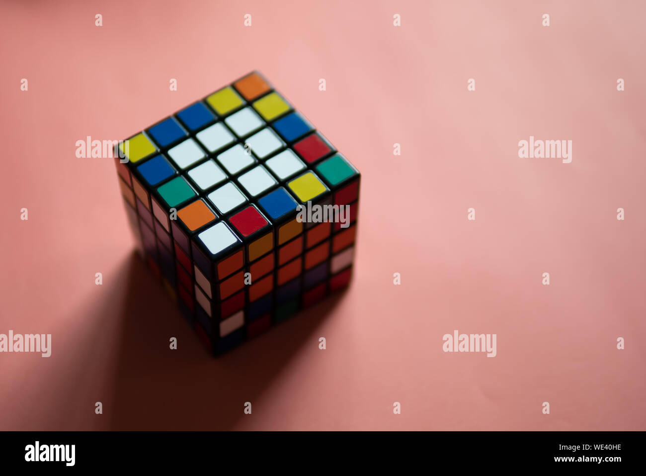 Bangkok, Thailand - 22. August 2019: Der Würfel von Rubik zeigt seine zufälligen Farben auf jeder Seite. Stockfoto