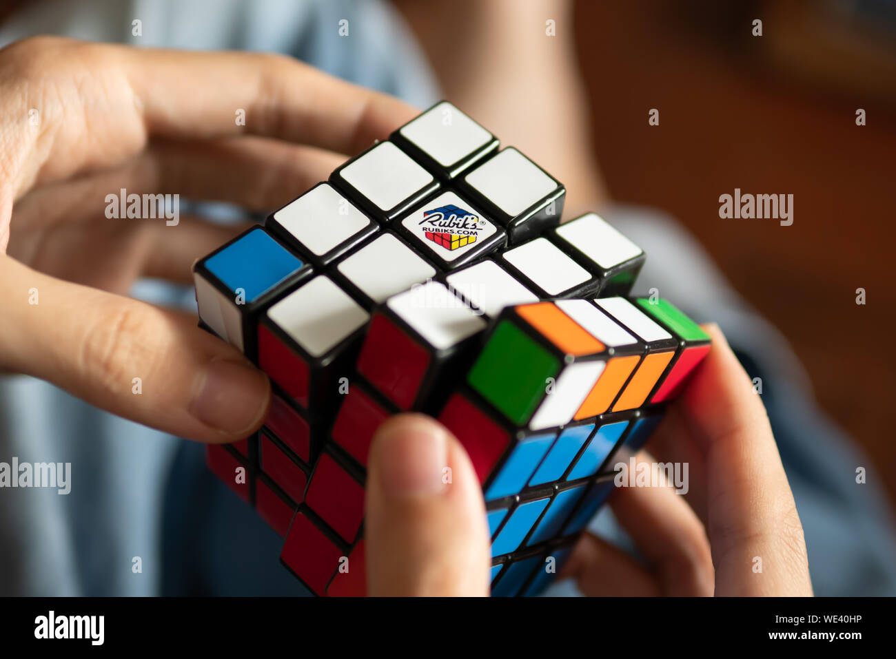 Bangkok, Thailand - 22. August 2019: ein Mann löst Rubik's Cube 4x4. Stockfoto