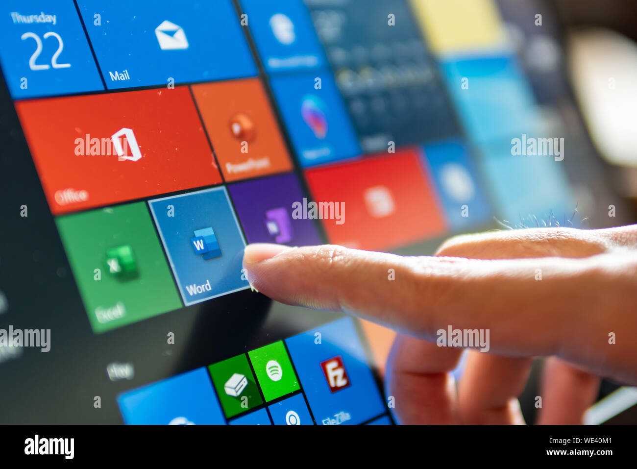 Bangkok, Thailand - 22. August 2019: Computer Benutzer durch Berühren auf Microsoft Word Symbol, um das Programm zu öffnen. Stockfoto