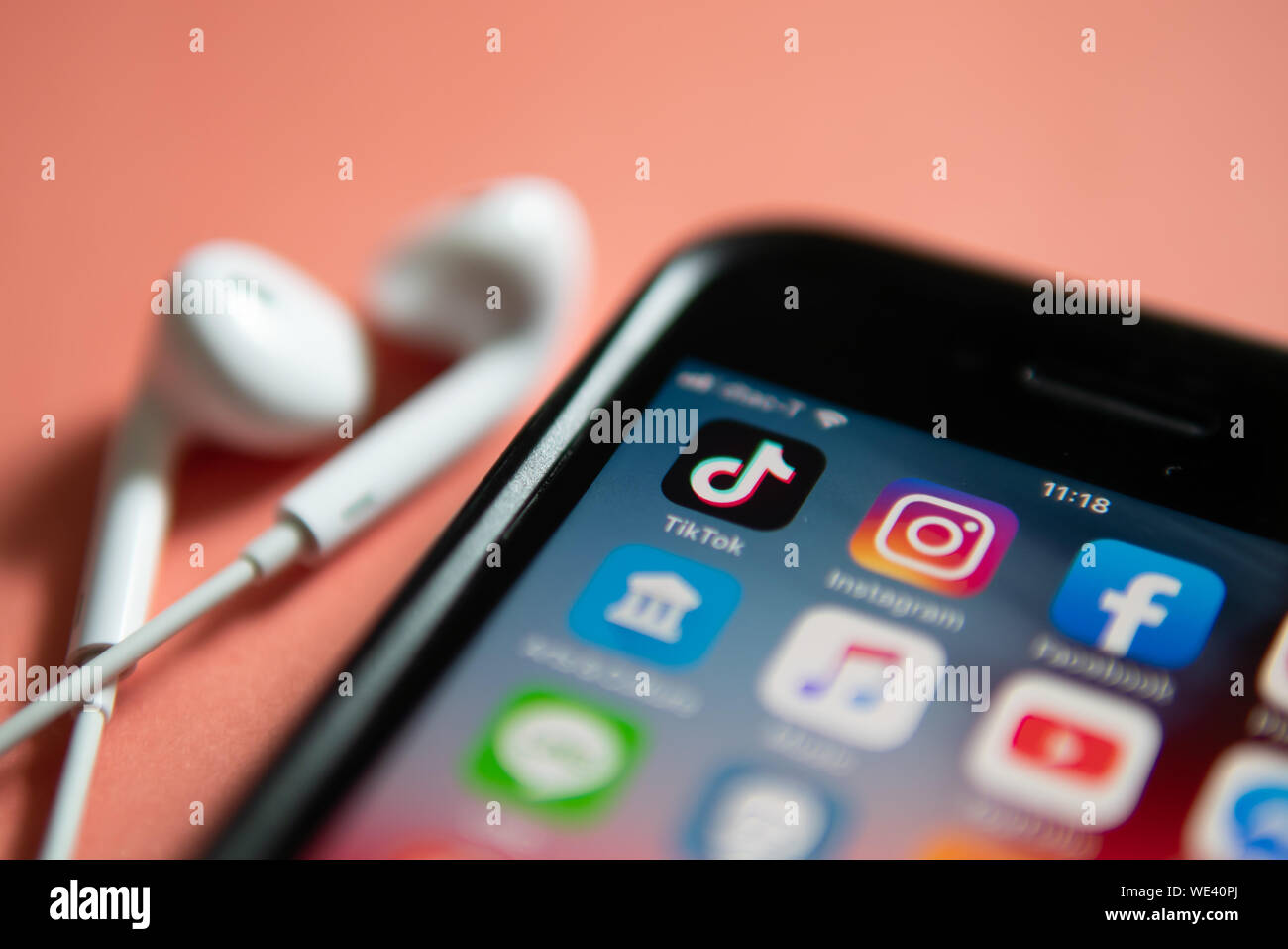 Bangkok, Thailand - 22. August 2019: iPhone 7 zeigt den Bildschirm mit TikTok und andere soziale Medien Anwendungssymbolen. Stockfoto