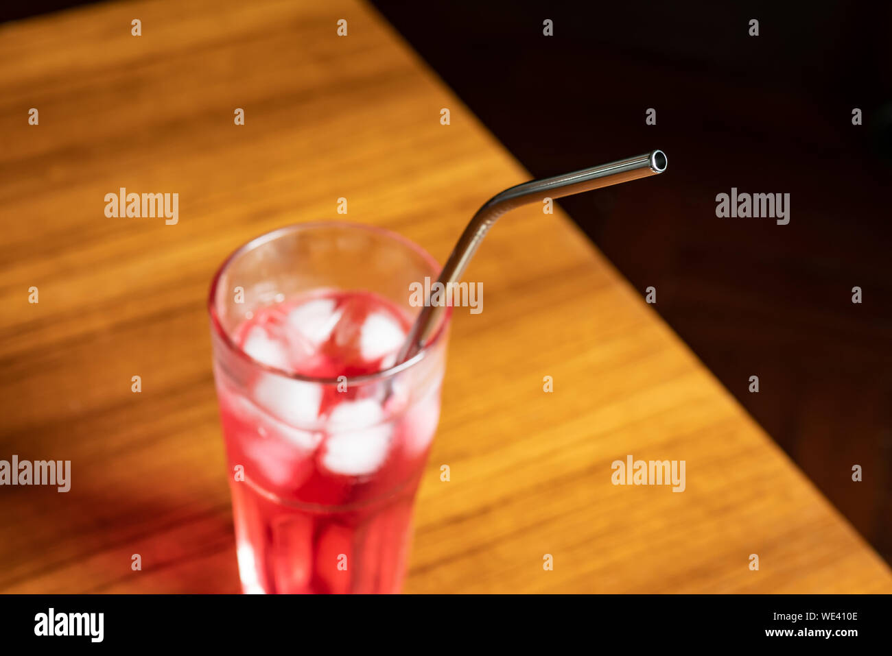 Wiederverwendbare metall Stroh in einem Glas Erdbeer Sirup trinken Stockfoto