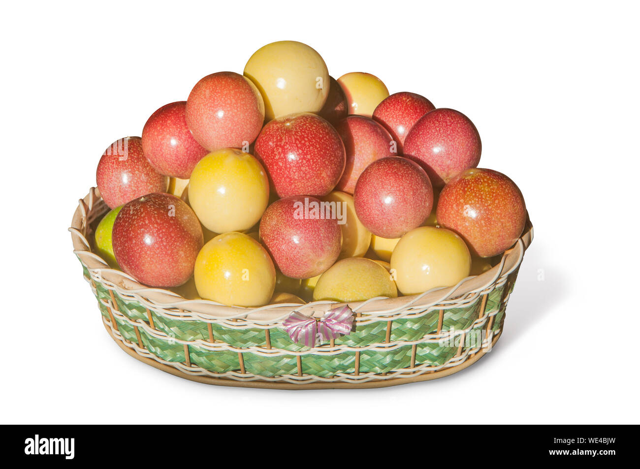 Passionsfrüchte in Weidenkorb Stockfoto