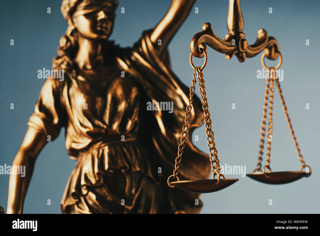 Abbildung der Justitia oder Gerechtigkeit halten die Waage der  Gerechtigkeit mit Nähe zu den Fokus auf die Waage symbolische des Gesetzes  über Grau Stockfotografie - Alamy