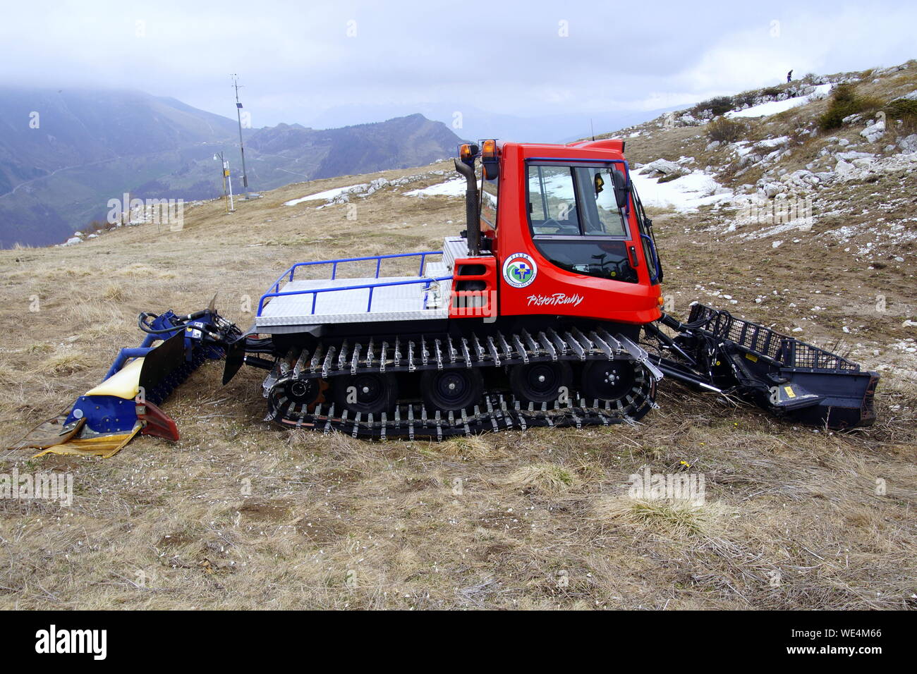 Malcesine, Verona, Italien - 25 April 2019: roten PistenBully auf der Spitze eines Berges. PistenBully ist ein Multi Purpose all terrain Caterpillar. Stockfoto