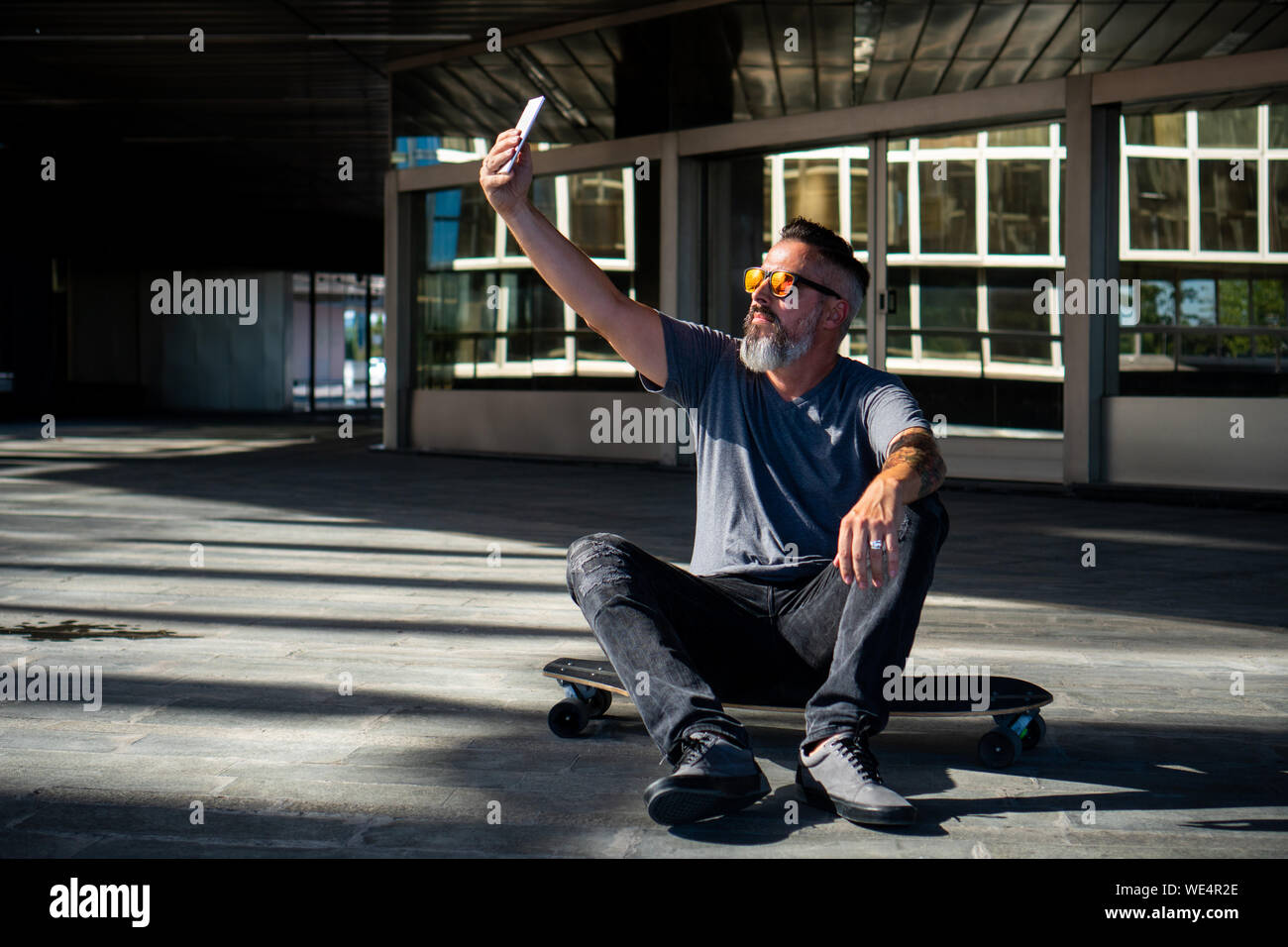 Skater eine selfi auf einem Skateboard Stockfoto