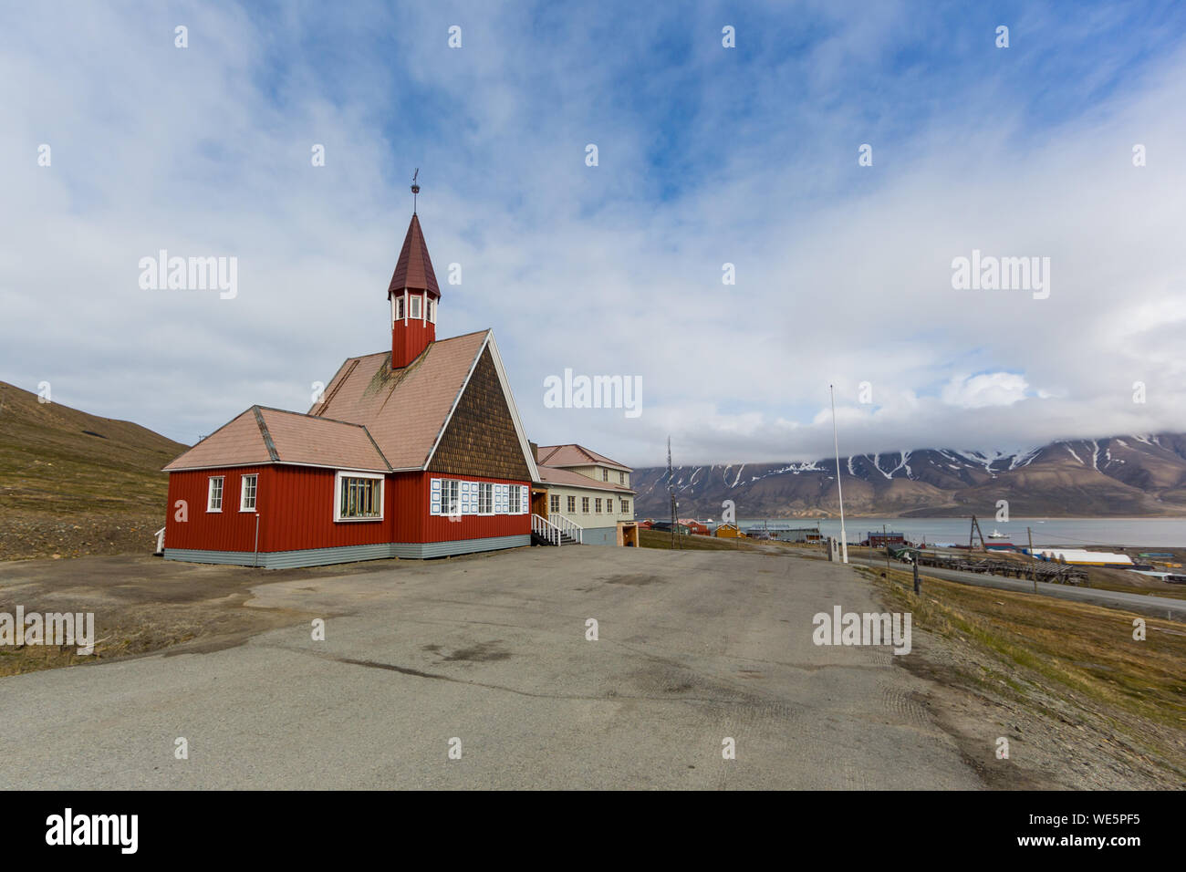 Red Svalbard Kirche in Longyearbyen, Straße, bewölkt, Himmel, Berge Stockfoto