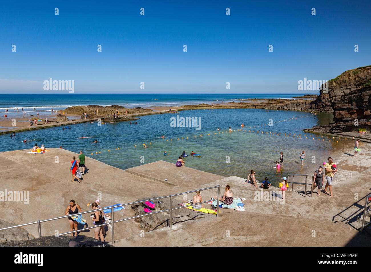 30. Juni 2018: Bude, Cornwall, Großbritannien - Die Gezeiten Swimmingpool und Summerleaze Beach im Juni Hitzewelle. Stockfoto