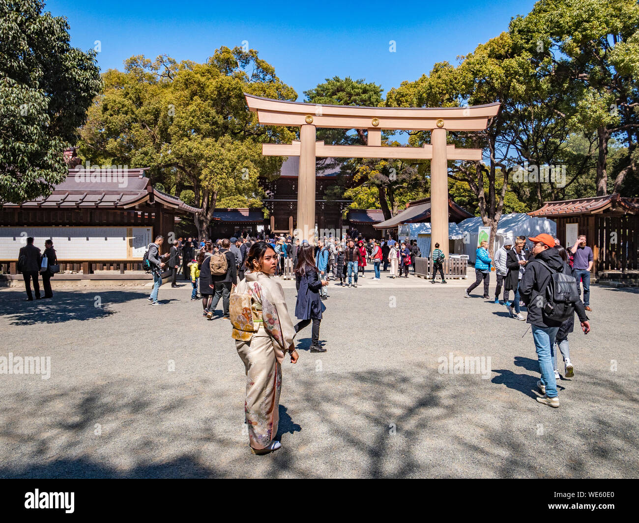 24. März 2019: Tokyo, Japan - Besucher nähert sich das Tor der Meiji Jingu-Schrein in Tokio. Stockfoto