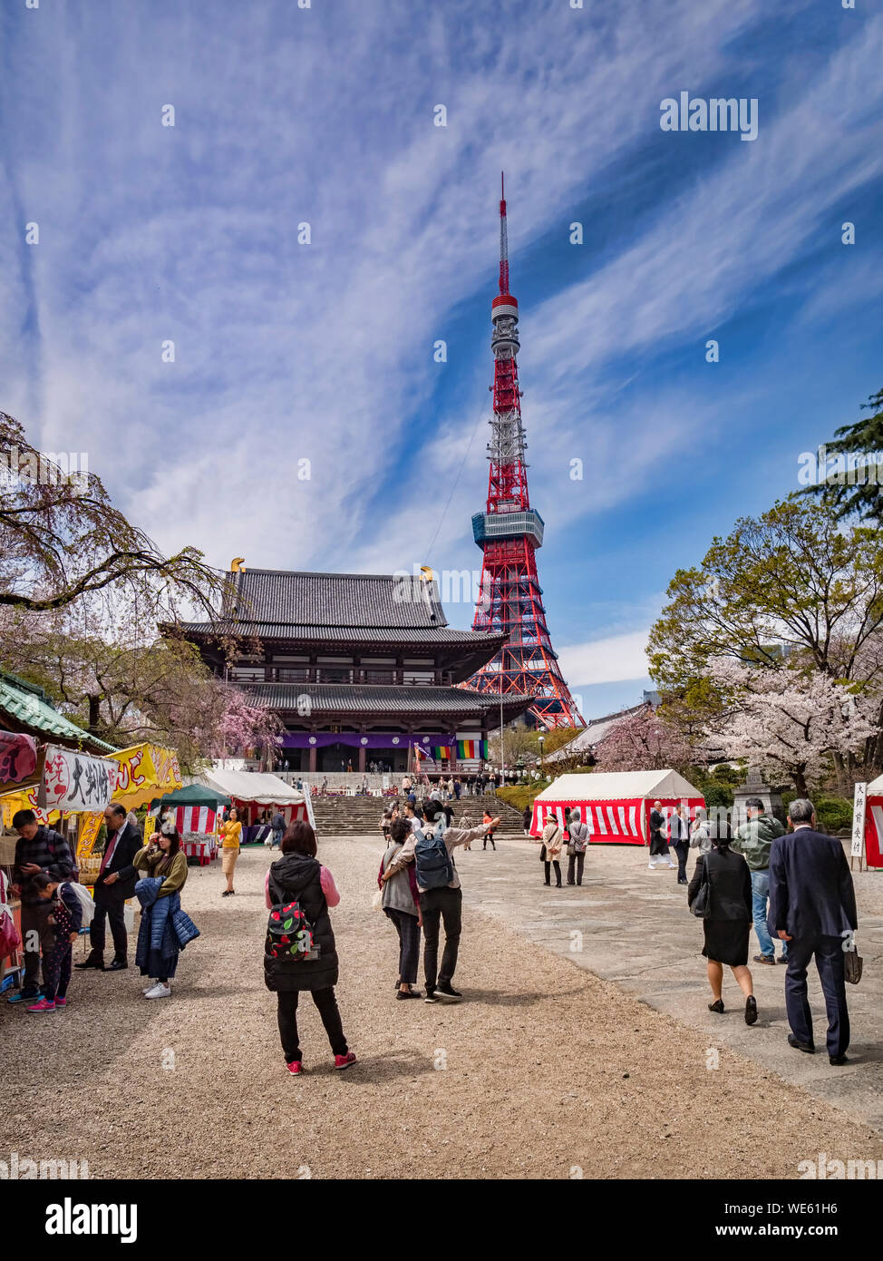 5. April 2019: Tokyo, Japan - Besucher an Zozoji buddhistischen Tempel in Cherry Blossom Jahreszeit, mit den Tokyo Tower. Stockfoto