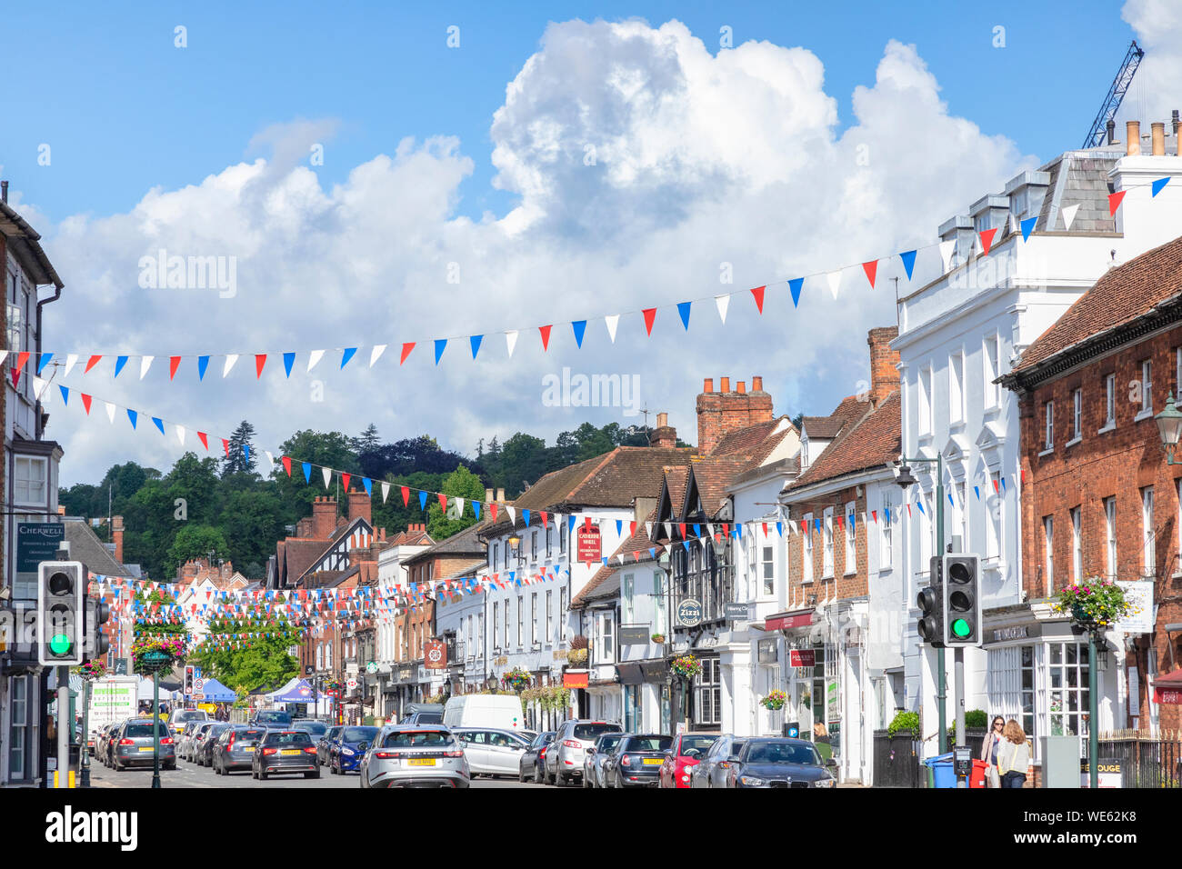Vom 6. Juni 2019: Henley on Thames, Oxfordshire-Hart Street, eine der Haupteinkaufsstraßen in Henley, mit dem Verkehr die Straße. Stockfoto