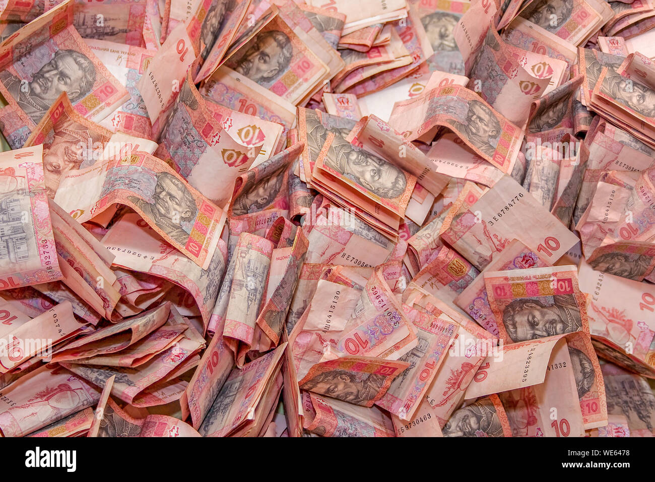 Ukrainische Geld in großen Mengen verstreut mit einem Nominalwert von 10 Griwna Stockfoto