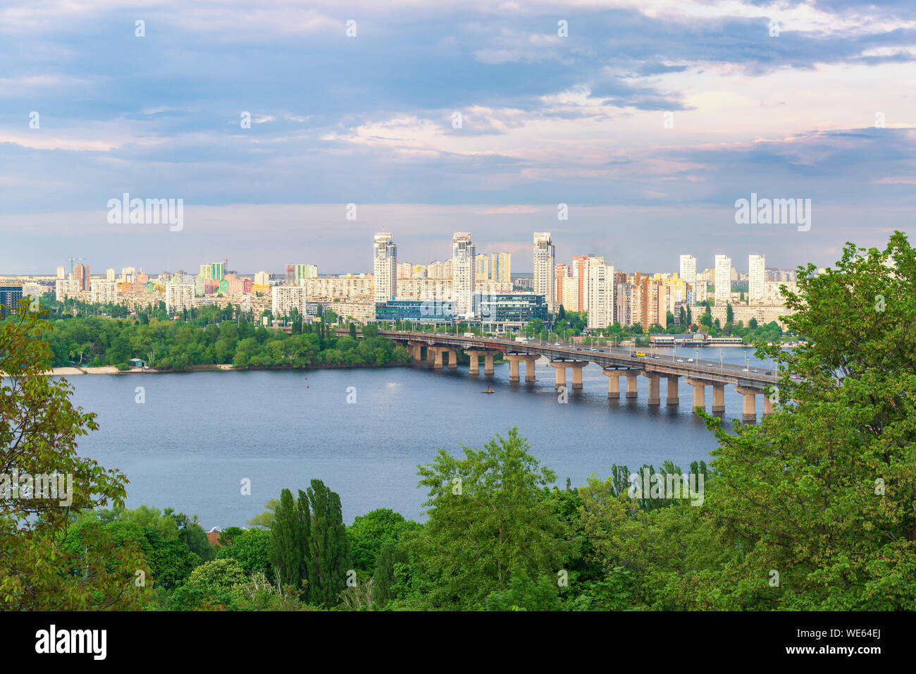 2019-05-11 Kiew, Ukraine. Malerische panorama auf dem linken Ufer der Stadt Kiew. Brücke über den Fluss Dnjepr und neue Gebiete. Stockfoto