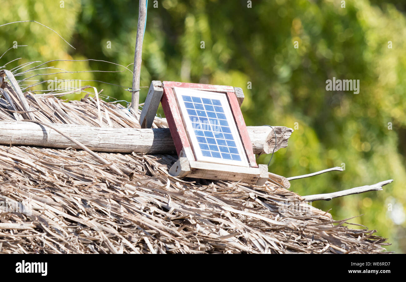 Kleines Solarmodul auf einem großen Dach in Madagaskar, grüne Energie Stockfoto