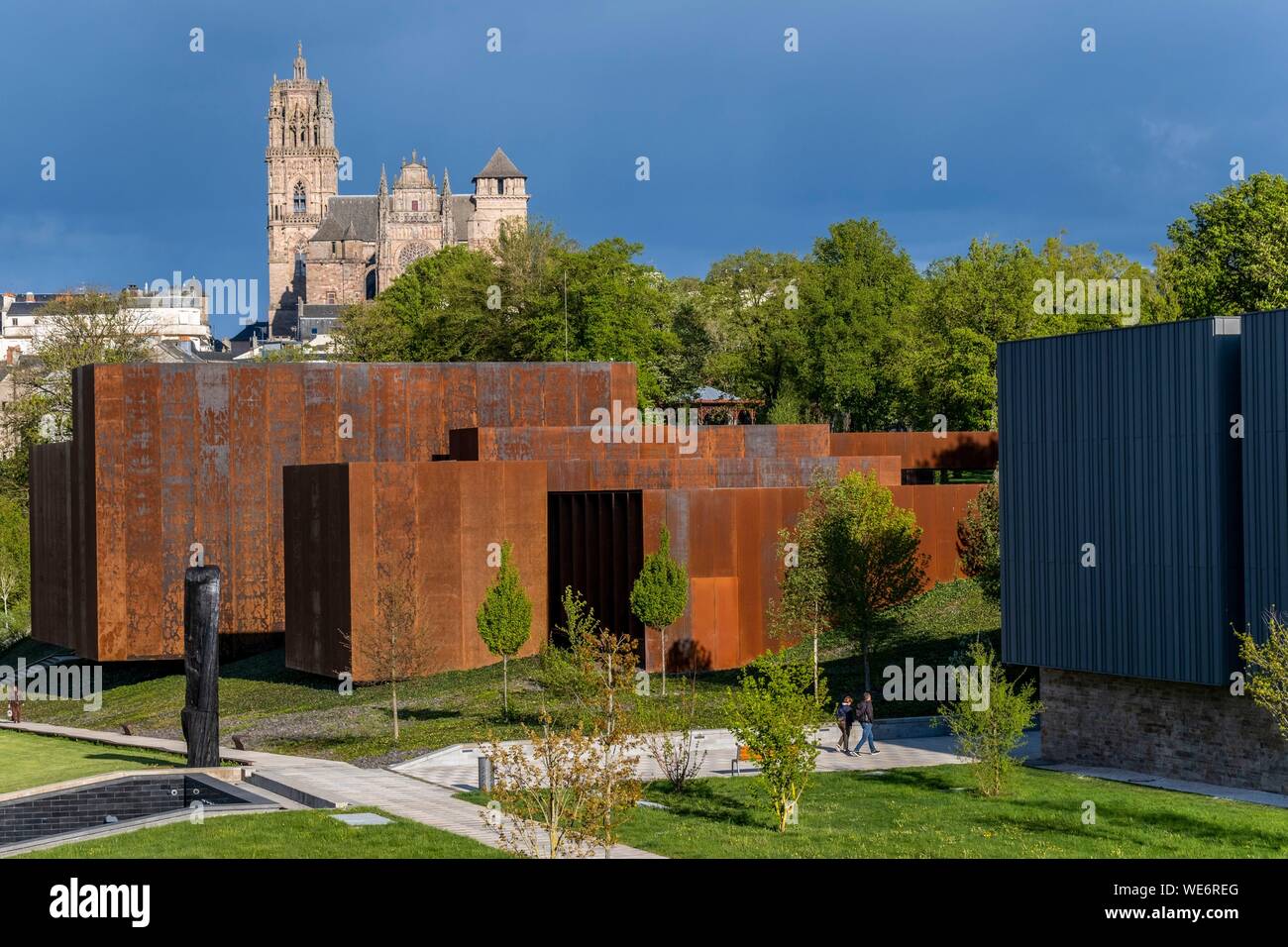 Frankreich, Aveyron, Rodez, die soulages Museum, vom katalanischen Architekten RCR mit Passelac & Roques und der Kathedrale Notre Dame im Zusammenhang konzipiert Stockfoto