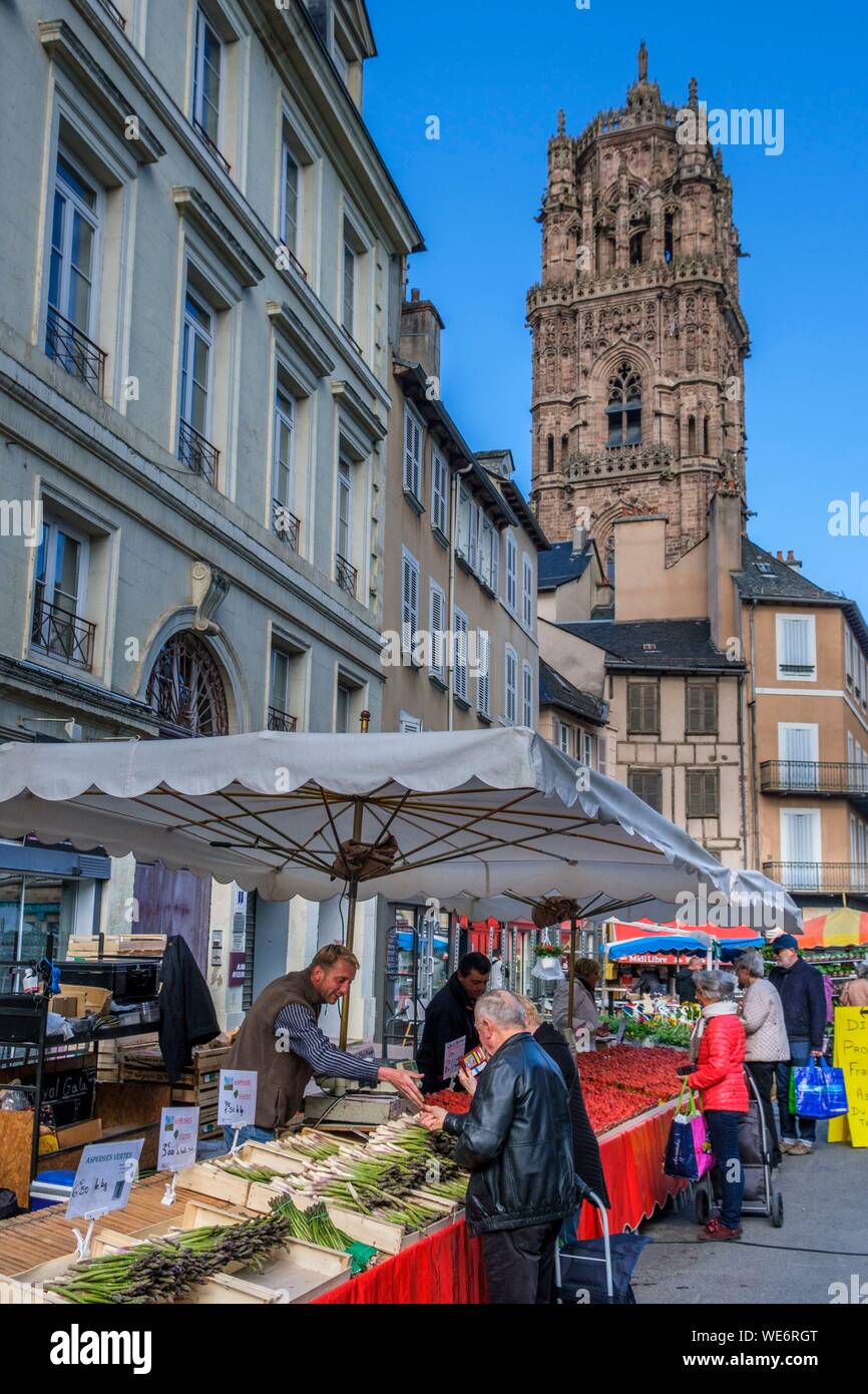 Frankreich, Aveyron, Rodez, Markttag, die Kathedrale aus dem 13. und 16. Jahrhundert Stockfoto