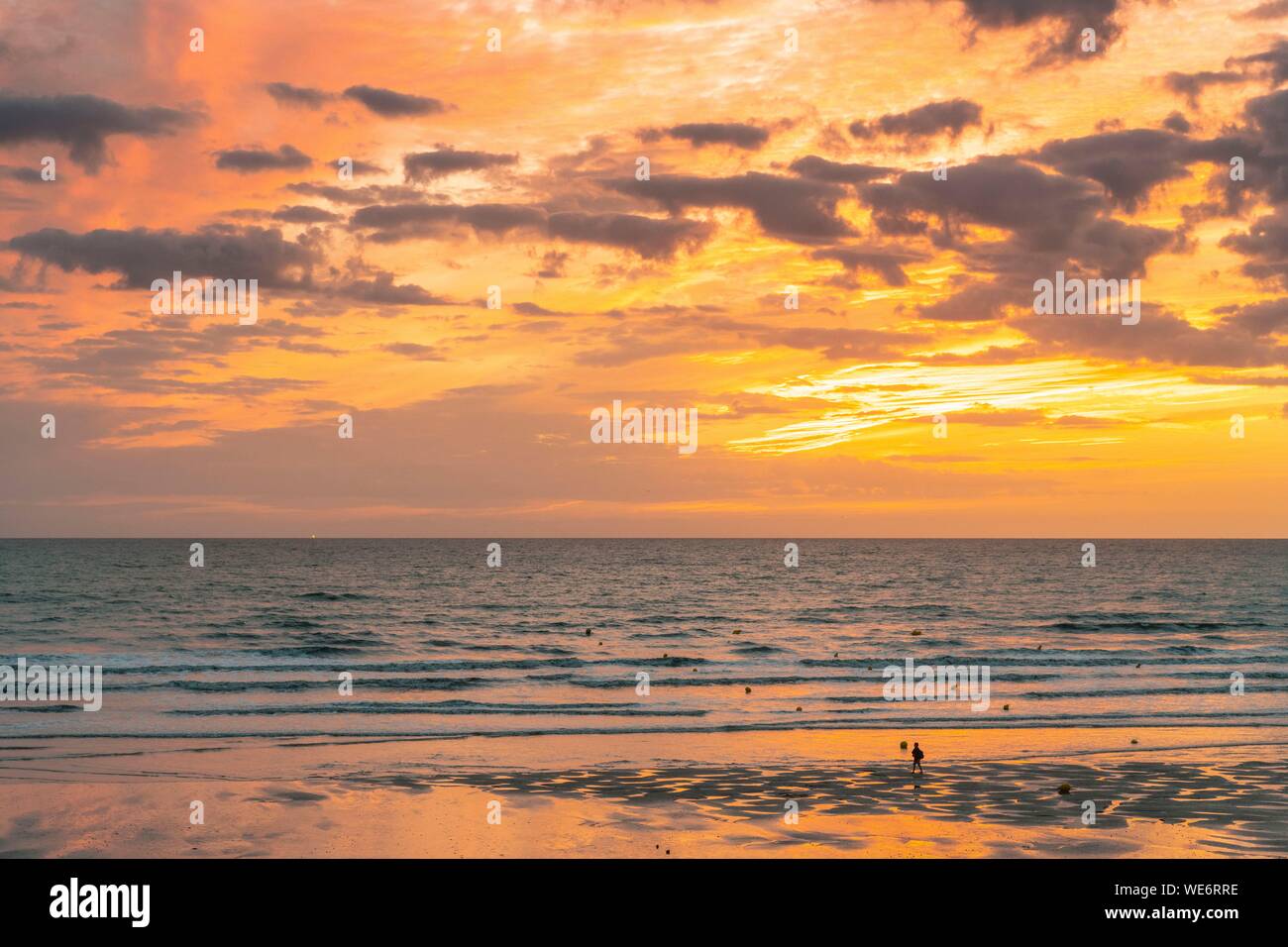 Frankreich, Somme, Ault, Urlauber und Angler in Ault am Strand, am Abend, viele Wanderer kommen den Sonnenuntergang am Meer zu bewundern. Stockfoto