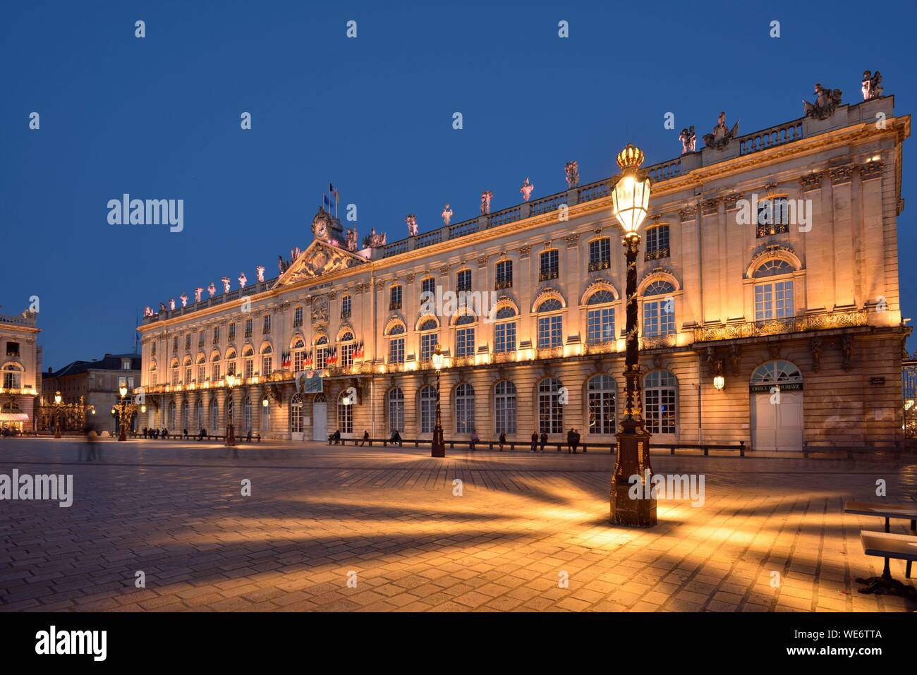 Frankreich, Meurthe und Mosel, Nancy, Place Stanislas (ehemalige Place Royale) von Stanislas Leszczynski, König von Polen und Herzog von Lothringen im achtzehnten Jahrhundert erbaut, Welterbe der UNESCO, Rathaus bei Nacht Stockfoto