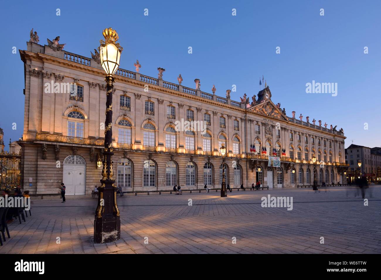 Frankreich, Meurthe und Mosel, Nancy, Place Stanislas (ehemalige Place Royale) von Stanislas Leszczynski, König von Polen und Herzog von Lothringen im achtzehnten Jahrhundert erbaut, Welterbe der UNESCO, Rathaus bei Nacht Stockfoto