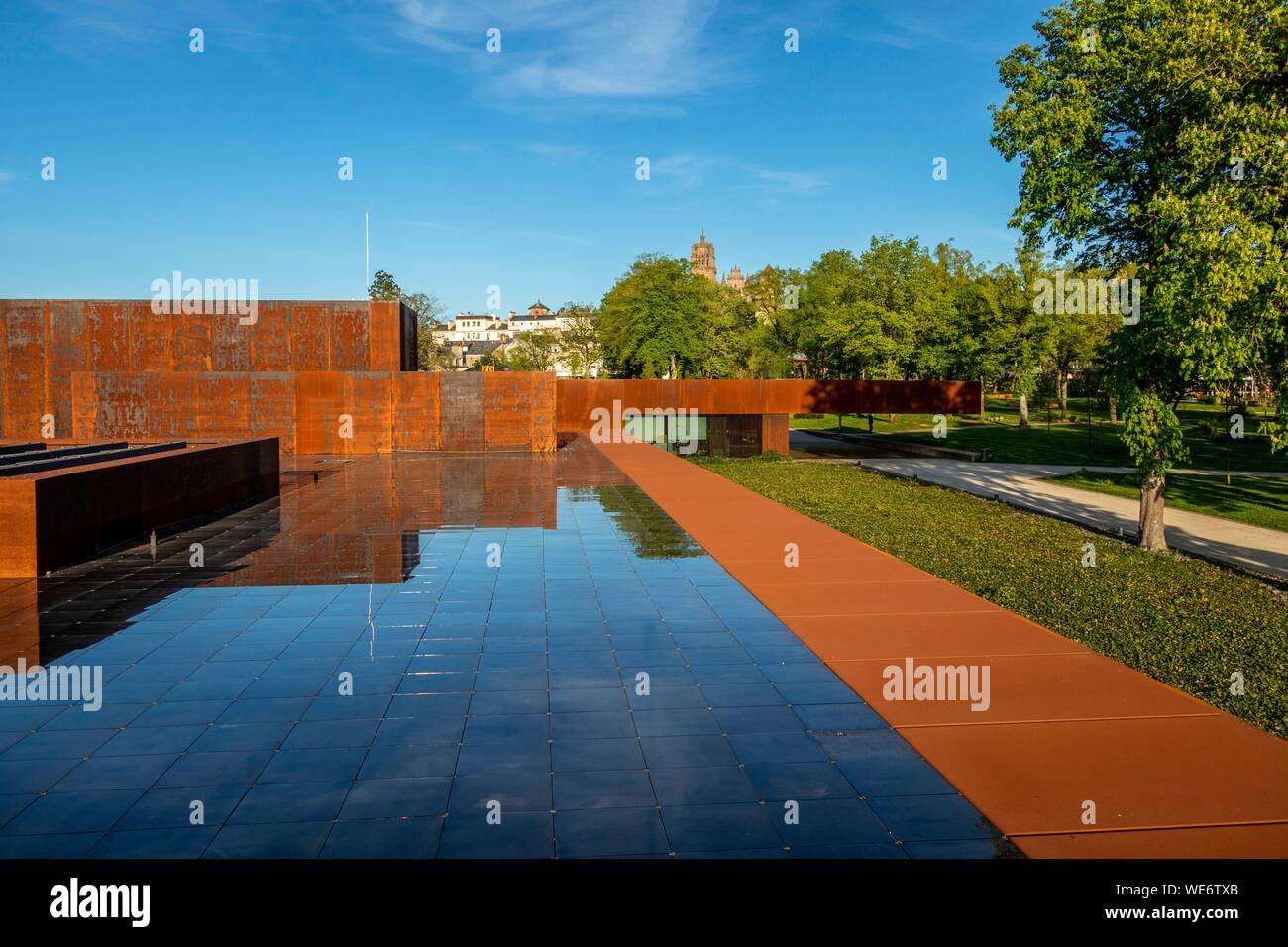 Frankreich, Aveyron, Rodez, die soulages Museum, vom katalanischen Architekten RCR mit Passelac & Roques und der Kathedrale Notre Dame im Zusammenhang konzipiert Stockfoto