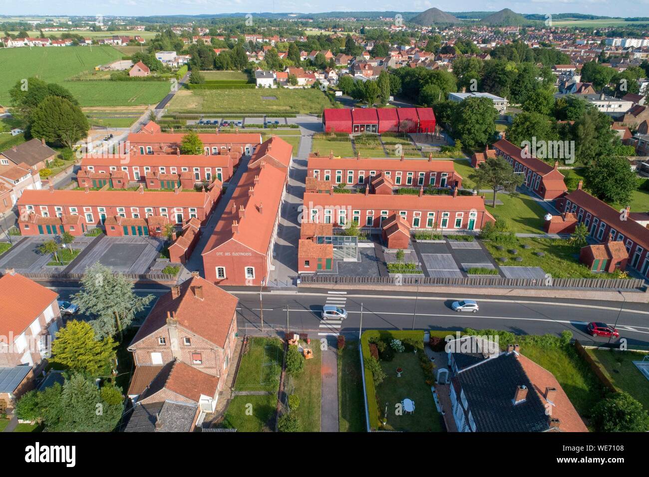 Frankreich, Nord-Pas-de-Calais", Bruay la Buissiere, zitiert Elektriker, im Jahr 1856 erbaute die Bergleute der n° 1 Pit von Bruay, derzeit für die Öffentlichkeit zugänglich zu Haus nach einer Sanierung (Luftbild) Stockfoto