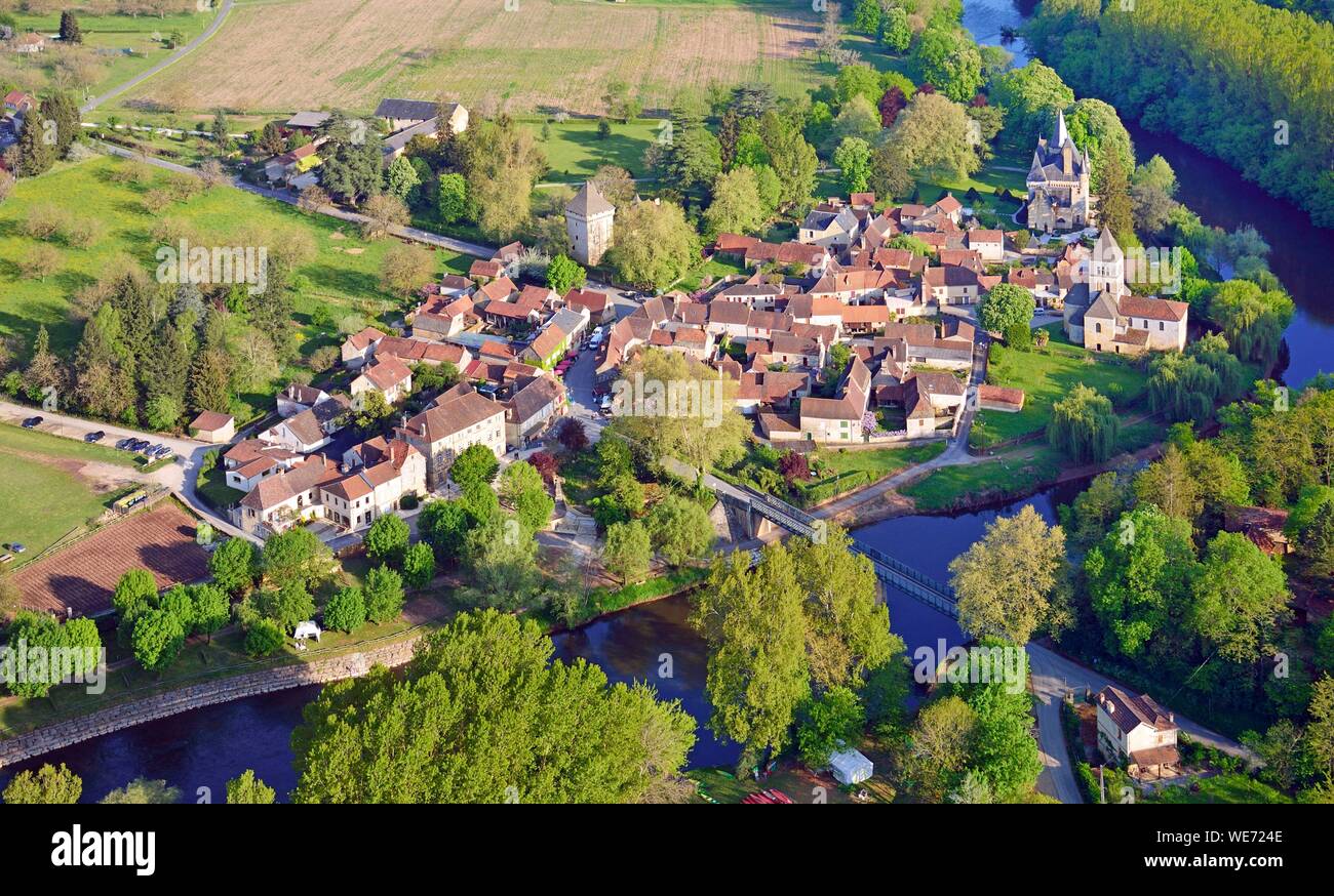 Frankreich, Dordogne, Perigord Noir, Vezere Tal, St. Leon sur Vezere, "Les Plus beaux villages de France (Schönste Dörfer Frankreichs), Dorf im Kreis Vezere (Luftbild) Stockfoto