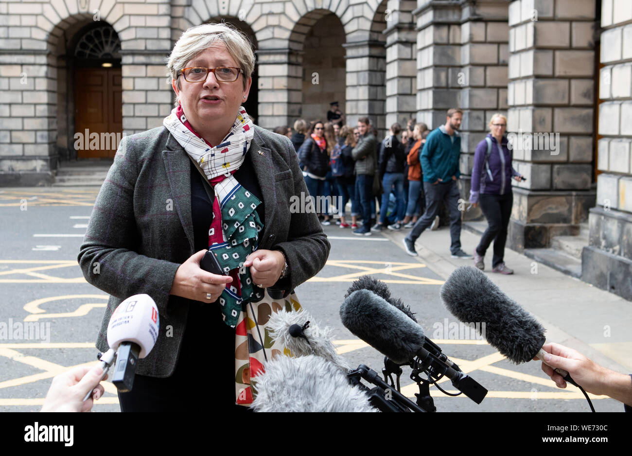 SNP MP Joanna Cherry außerhalb des Gerichts Tagung in Edinburgh, wo Parlamentarier suchten, eine vorläufige Beschlagnahme durch die schottischen Rechtssystems, das würde verhindern, dass das britische Parlament ausgesetzt. Ihr Antrag wurde von Herrn Doherty abgelehnt, sagte, er sei nicht zufrieden, es war eine "zwingende Notwendigkeit" für ein Gebot. Stockfoto