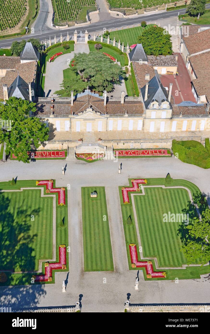 Frankreich, Gironde, Saint Julien Beychevelle, Arbeit in Weinbergen (Luftbild) Stockfoto