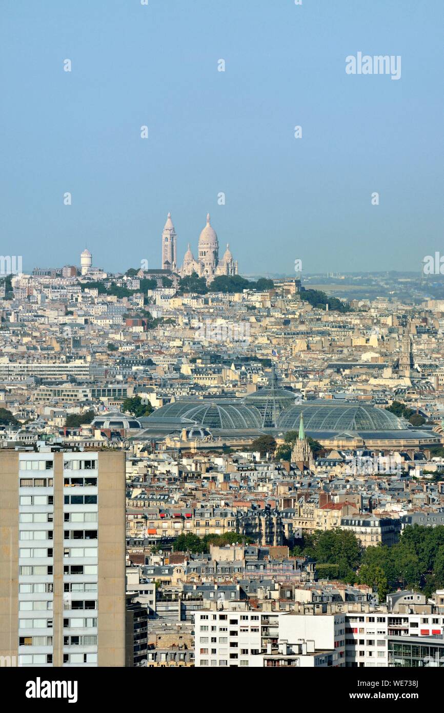 Frankreich, Paris, Basilique du Sacré Coeur (Basilika vom heiligen Herzen) auf der Butte Montmartre und Blick auf das Glasdach des Grand Palais Museum Stockfoto