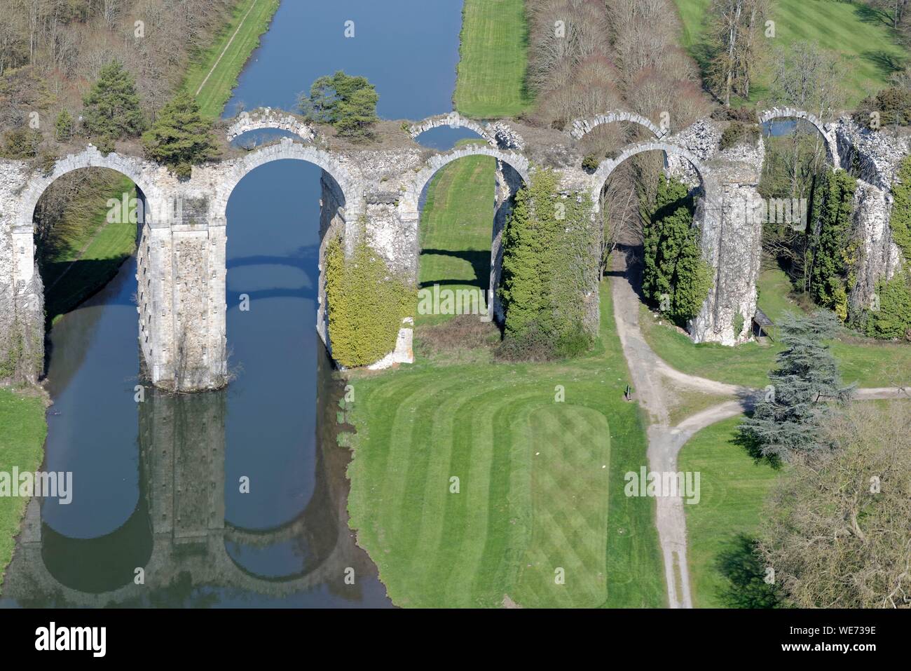 Frankreich, Eure-et-Loir, Chateau de Maintenon, Maintenon Acqueduct, unvollendete Kunstwerk, unter der Herrschaft von Ludwig XIV. erbaut, der Überquerung der Eure-tal (Luftbild) Stockfoto