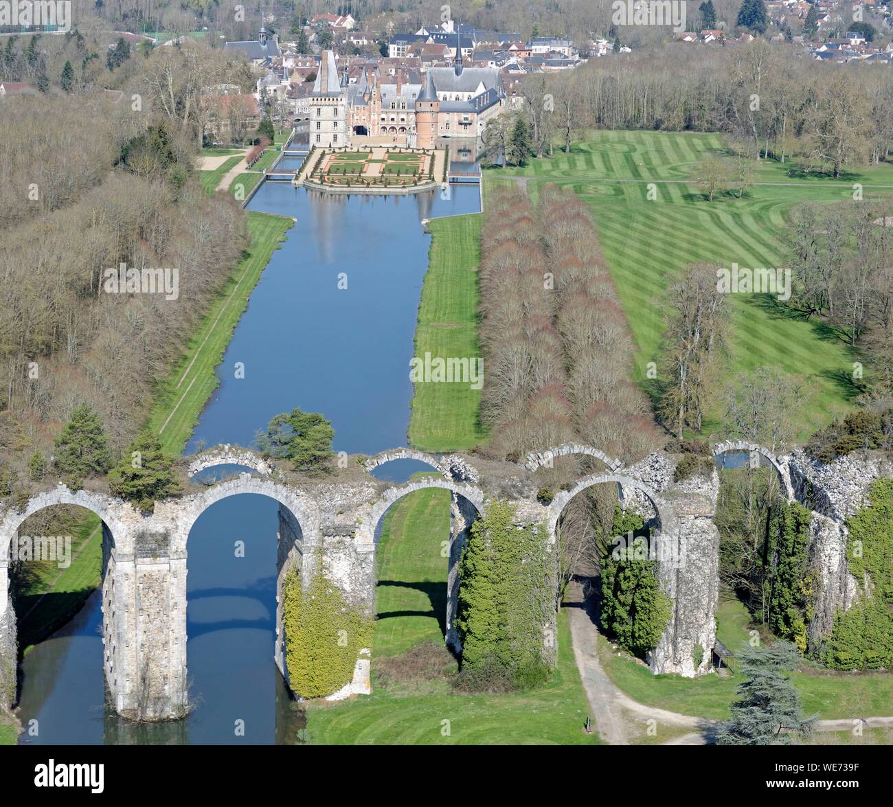 Frankreich, Eure-et-Loir, Chateau de Maintenon, Maintenon Acqueduct, unvollendete Kunstwerk, unter der Herrschaft von Ludwig XIV. erbaut, der Überquerung der Eure-tal (Luftbild) Stockfoto